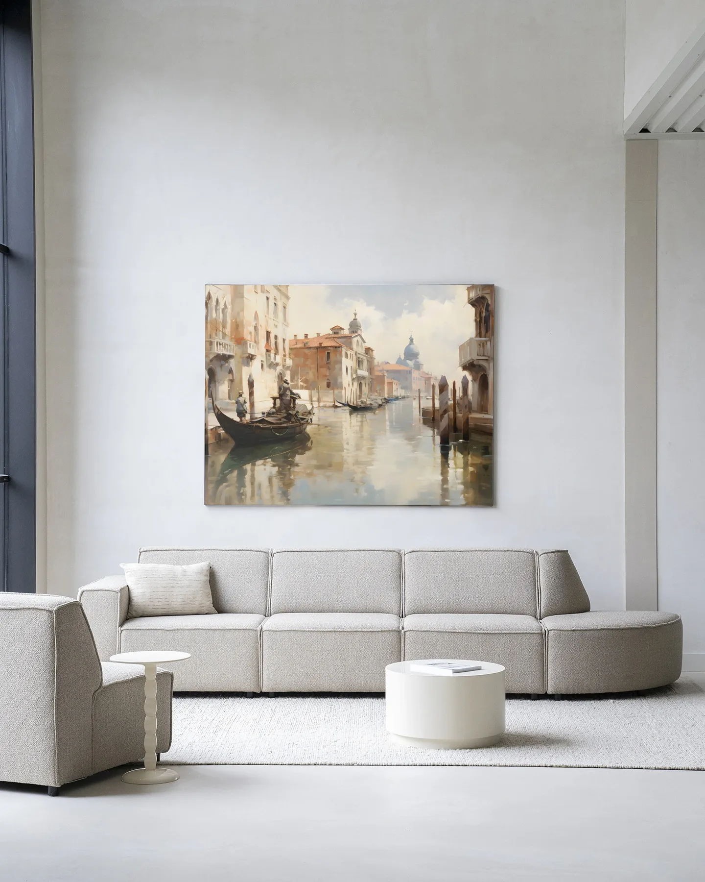Een sfeervolle woonkamer met het Wandkleed Venice - Urban Cotton boven een lichtgrijze bank