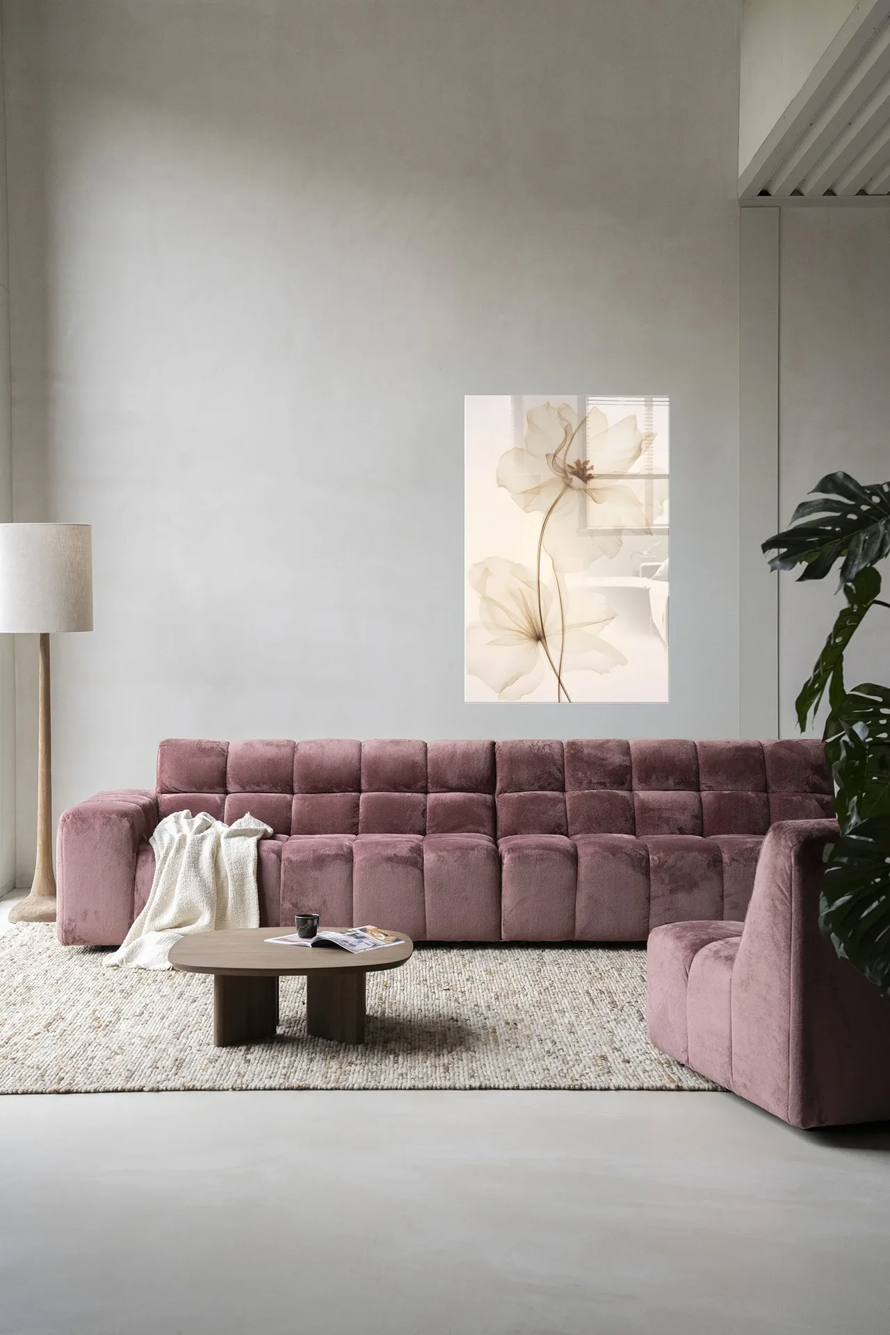 Wandkleed White Flowers in een moderne woonkamer met roze bank en houten salontafel - Urban Cotton