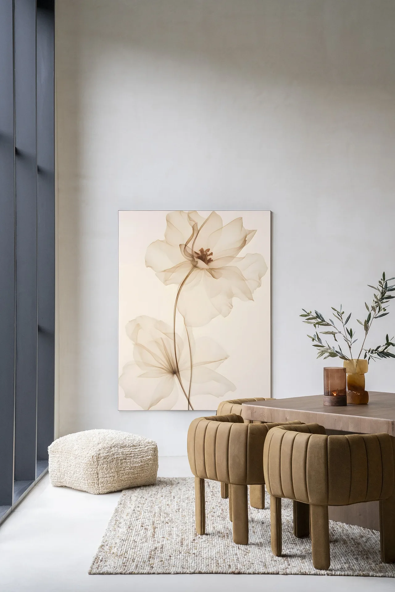 Wandkleed White Flowers hangt aan een lichte muur in een moderne eetkamer met een houten tafel en stoelen - Urban Cotton