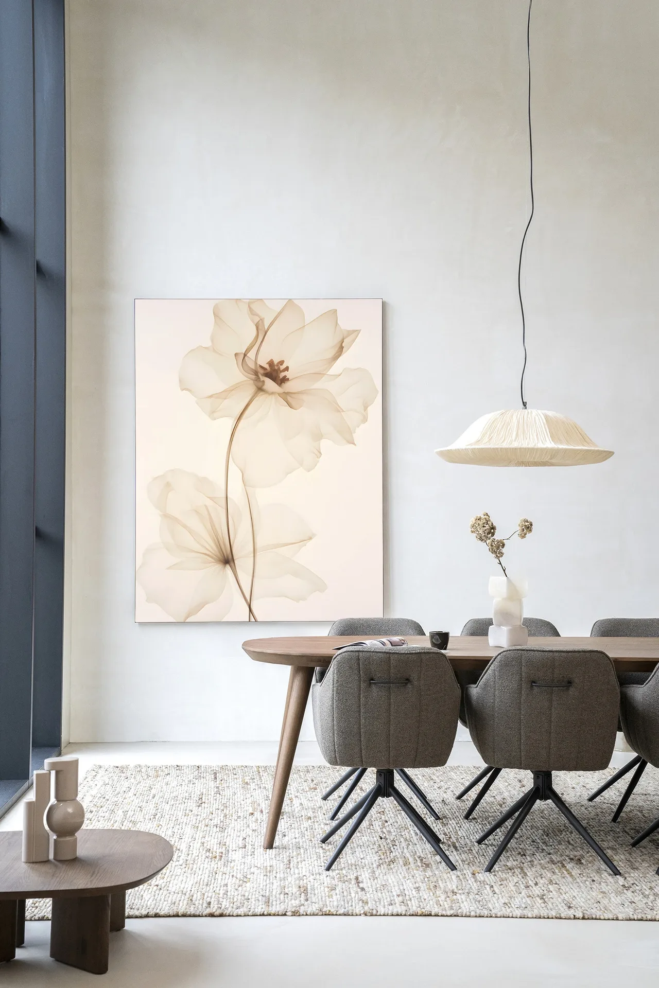 Wandkleed White Flowers hangt aan een lichte muur boven een houten eettafel met grijze stoelen - Urban Cotton