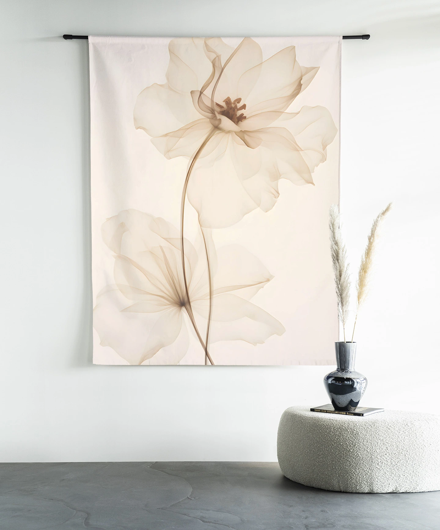 Wandkleed White Flowers - Urban Cotton hangend aan een zwarte roede in een moderne woonkamer