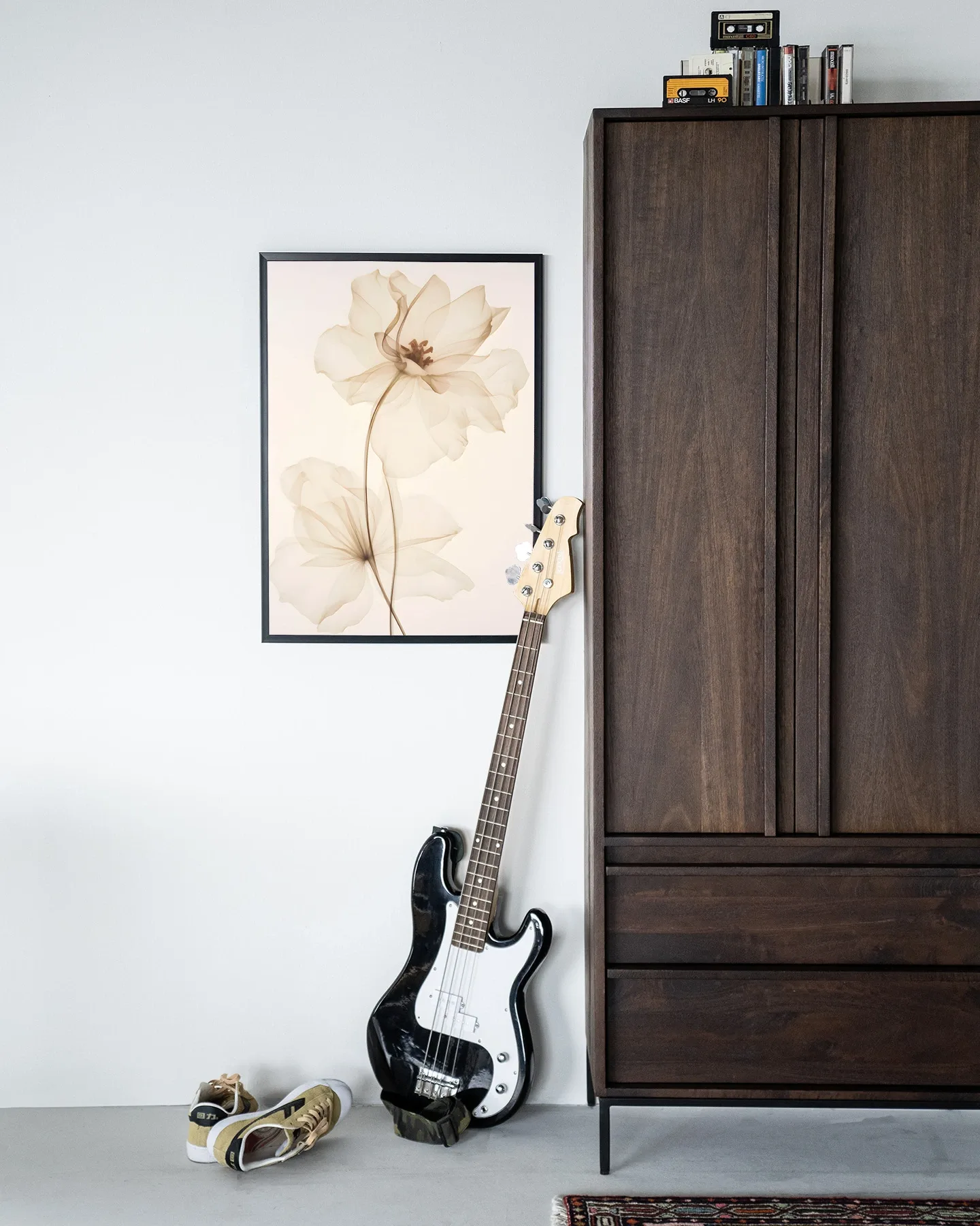 Wandkleed White Flowers hangt aan een witte muur naast een donkerbruine kast met een gitaar ervoor - Urban Cotton