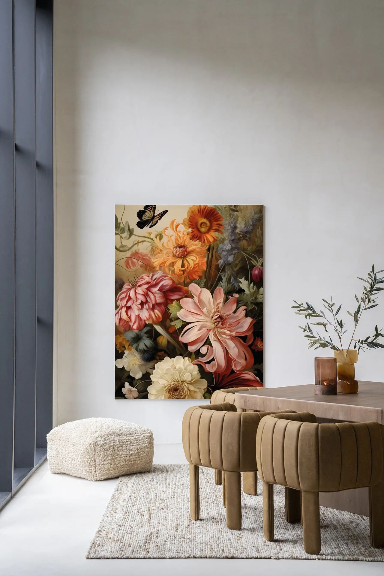 Een Wandkleed Vintage Flowers - Urban Cotton hangt aan een witte muur in een modern interieur met een poef en stoelen