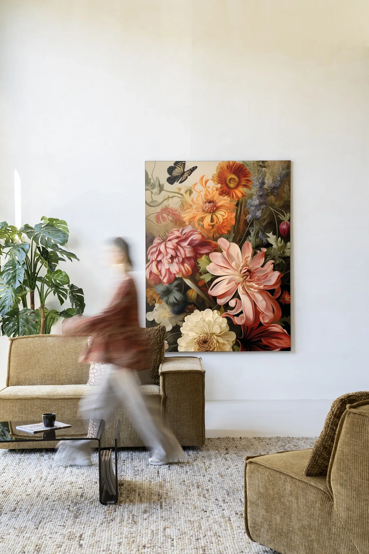 Wandkleed Vintage Flowers - Urban Cotton hangend in een lichte woonkamer met bank en plant