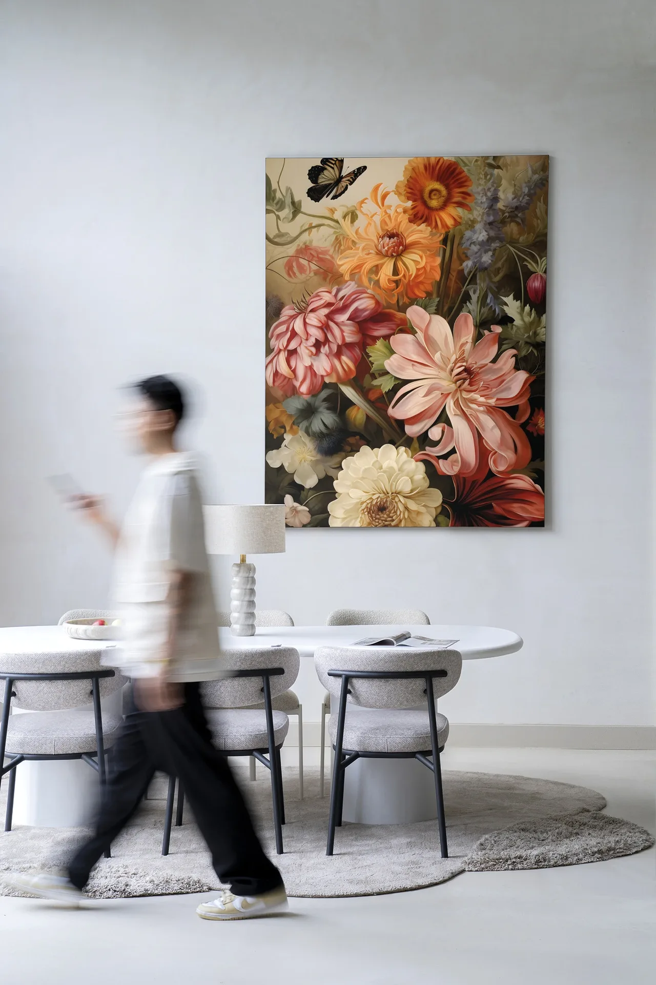 Wandkleed Vintage Flowers - Urban Cotton hangt aan een witte muur boven een dressoir in een modern interieur