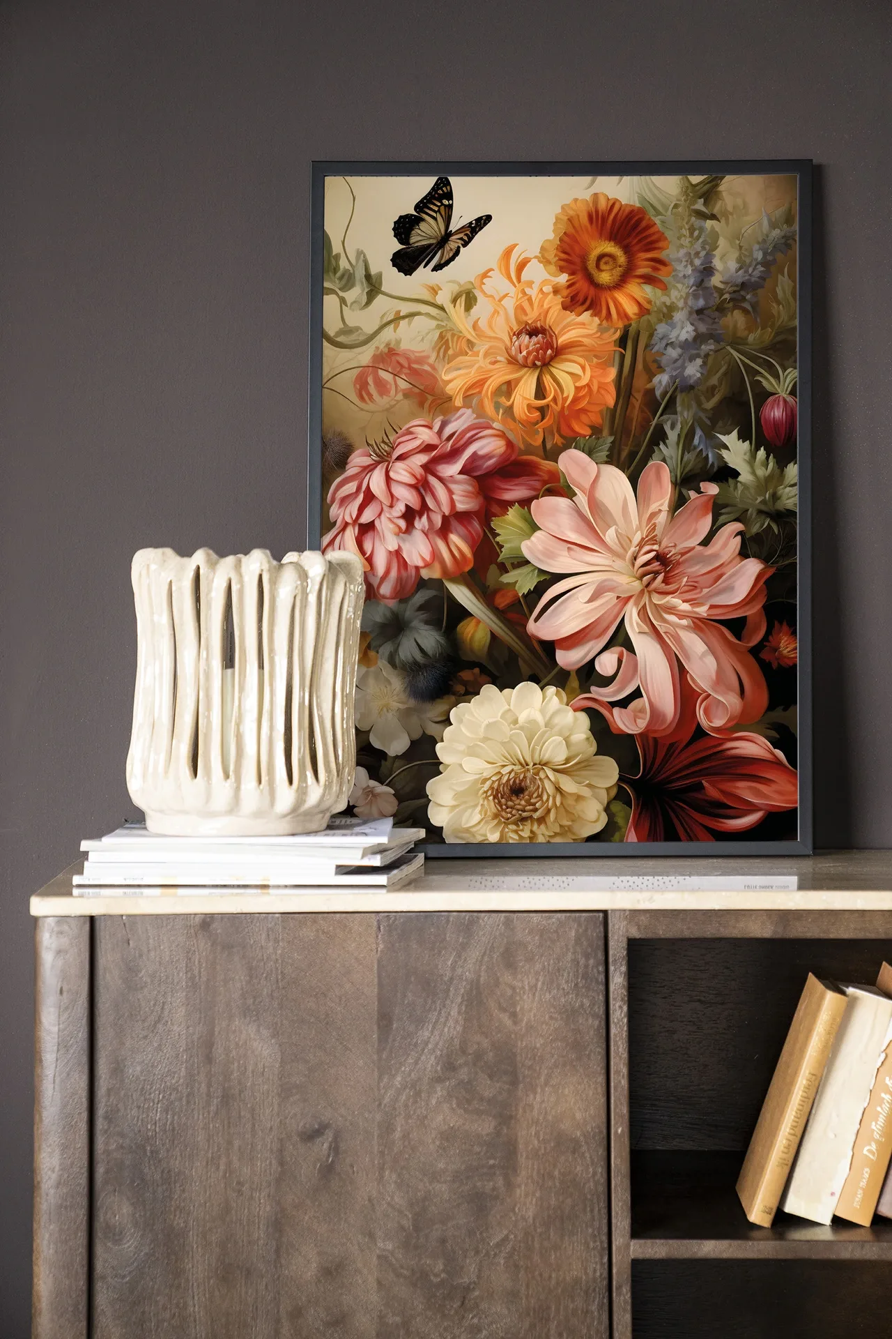 Wandkleed Vintage Flowers in een lijst, staand op een houten dressoir met een vaas en boeken - Urban Cotton