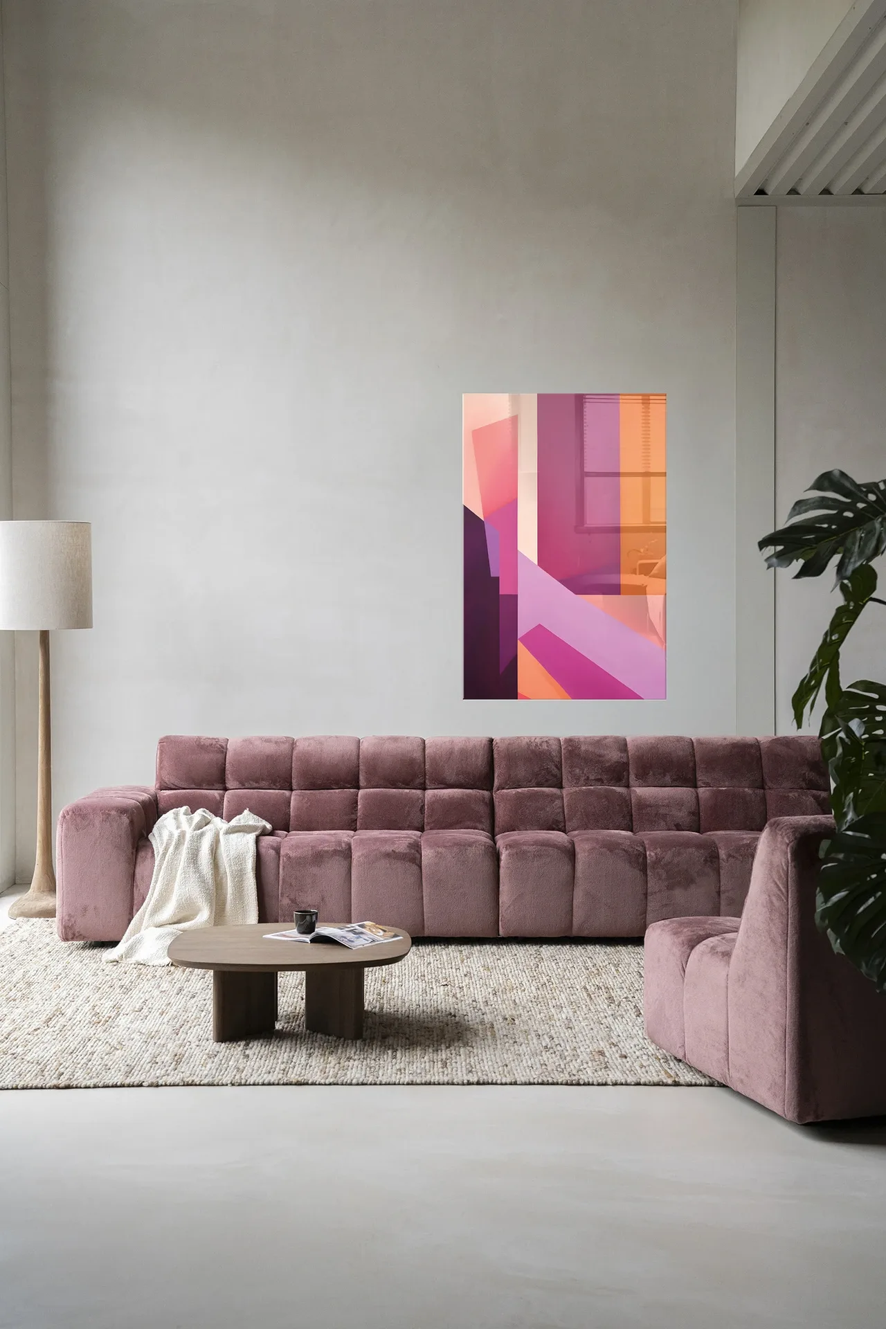 Wandkleed Folded Lines hangt boven een roze bank in een moderne woonkamer met vloerlamp en plant - Urban Cotton