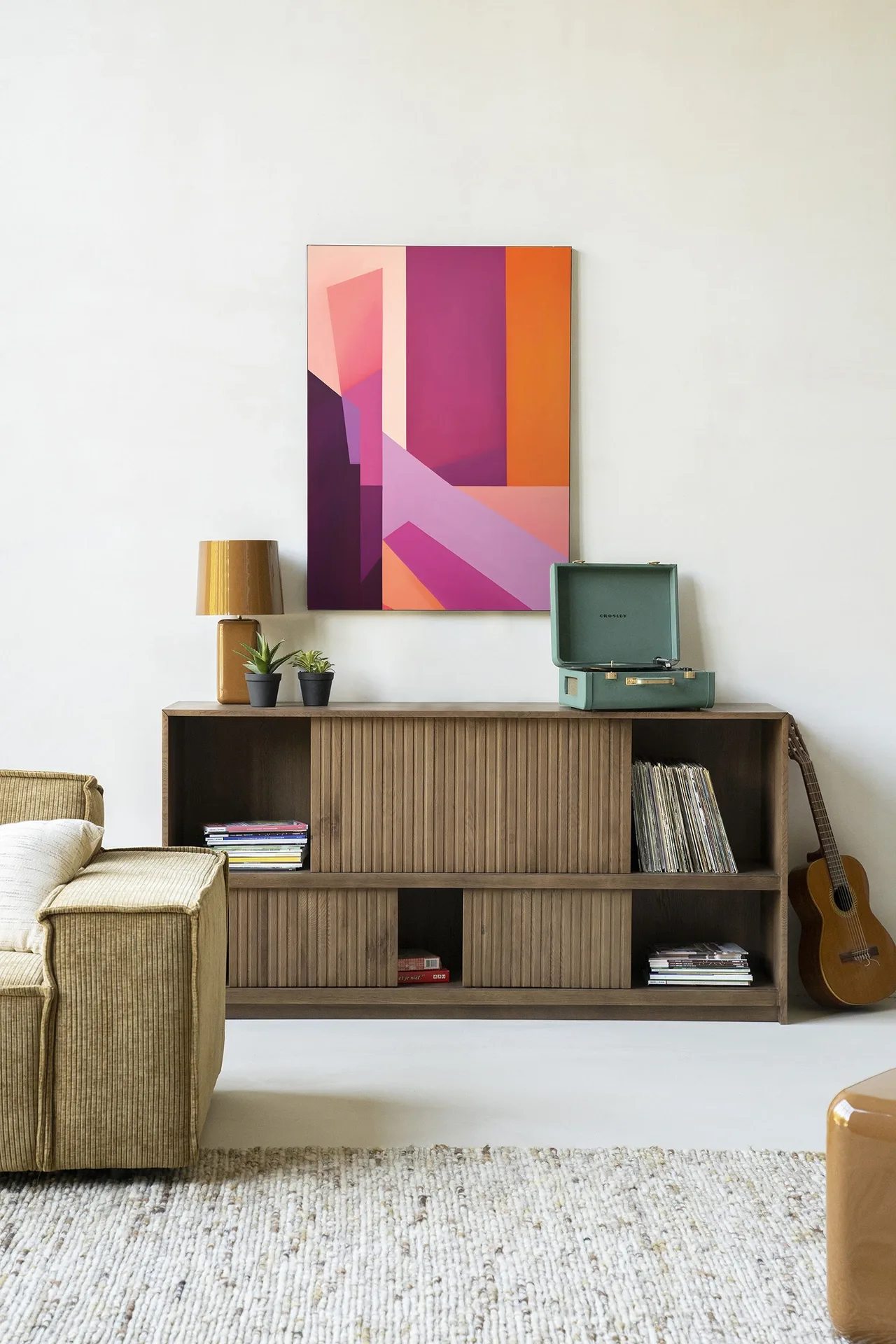 Wandkleed Folded Lines - Urban Cotton hangt boven een houten dressoir in een lichte woonkamer