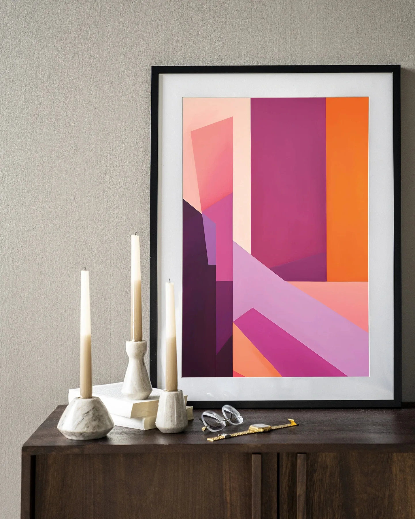 Wandkleed Folded Lines - Urban Cotton hangend aan een lichte muur boven een houten kast