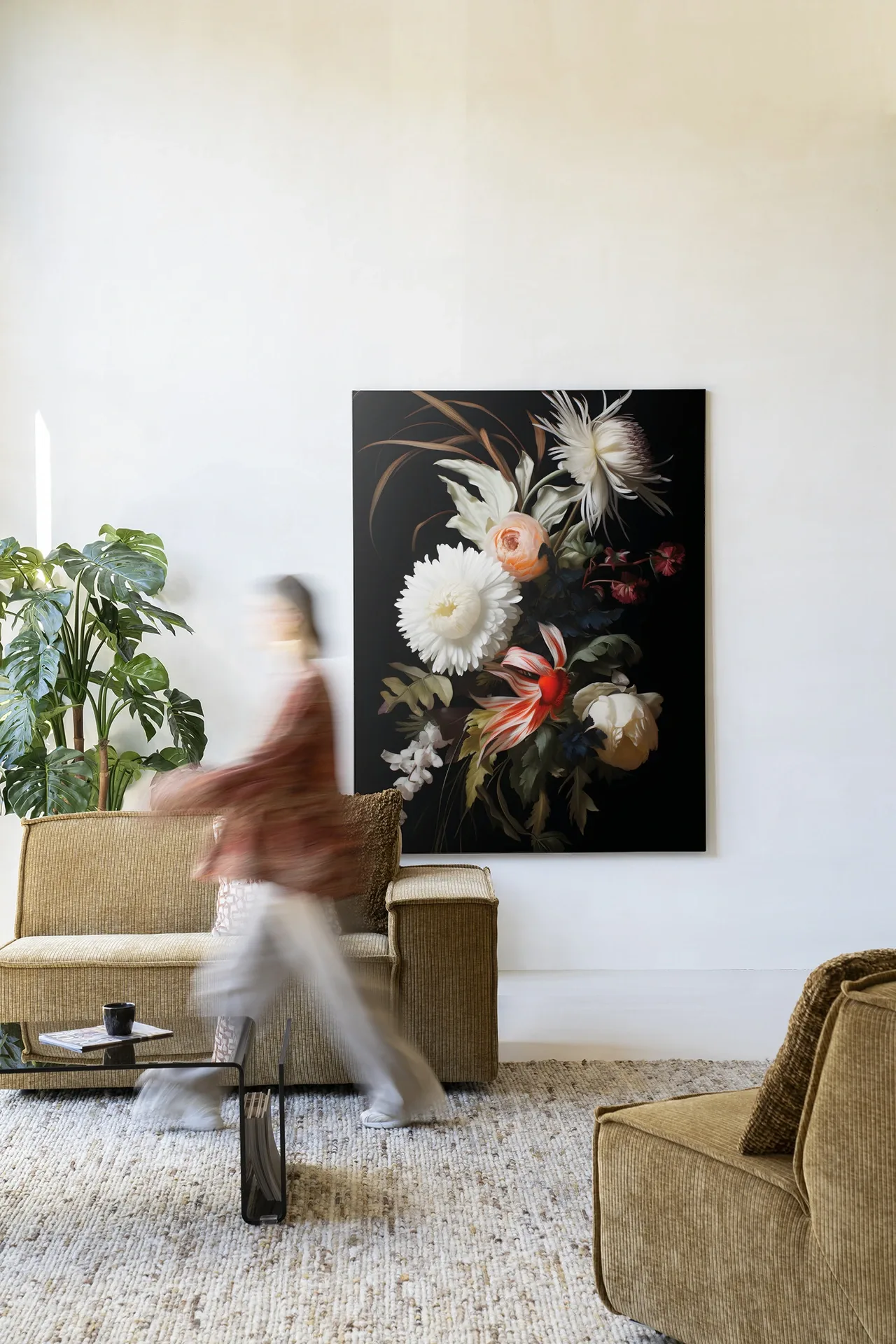 Een Wandkleed Flower selection - Urban Cotton hangt aan een witte muur in een woonkamer met een persoon in beweging
