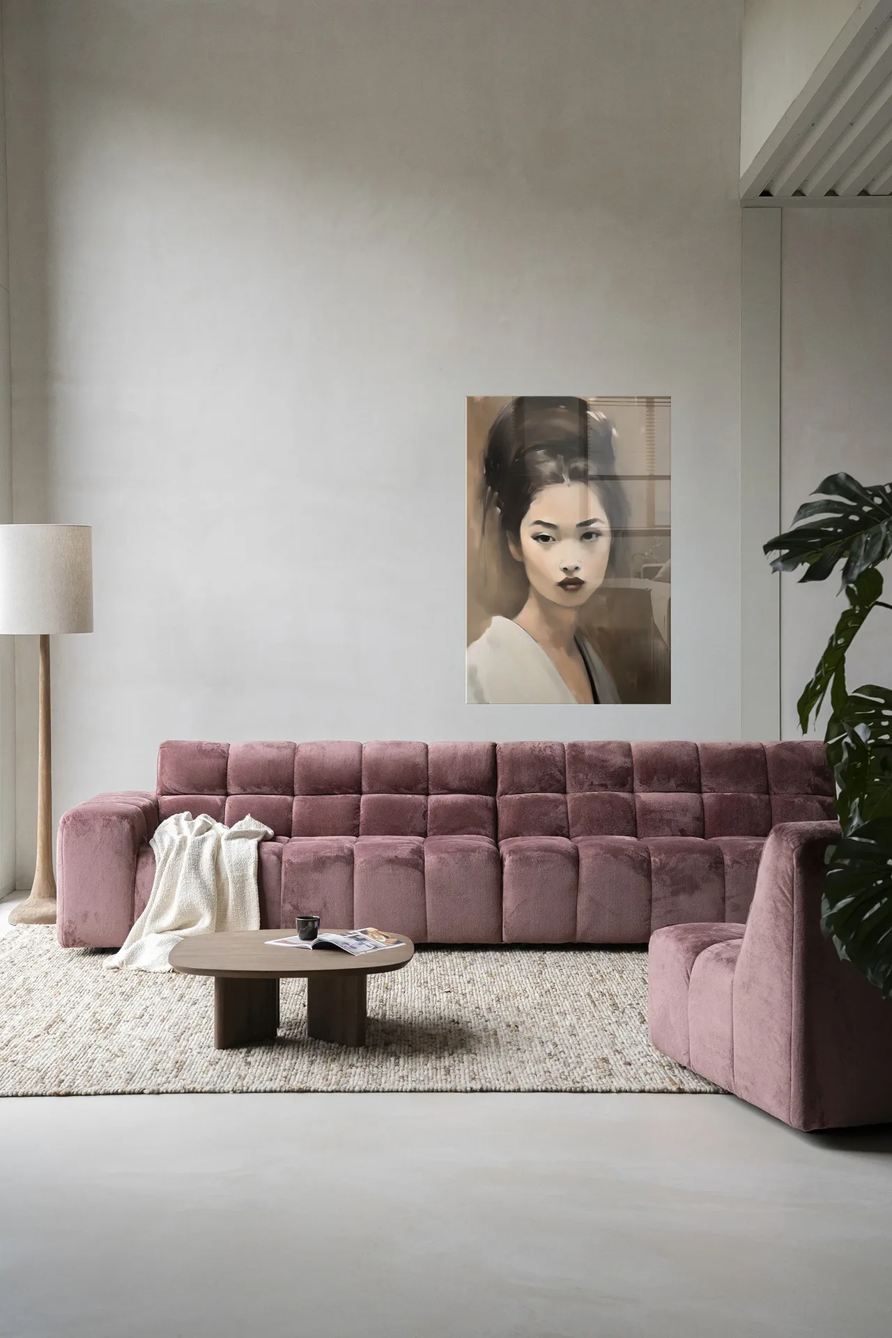 Wandteppich Adakachi in einem modernen Wohnzimmer über einem rosa Sofa mit einem Couchtisch - Urban Cotton