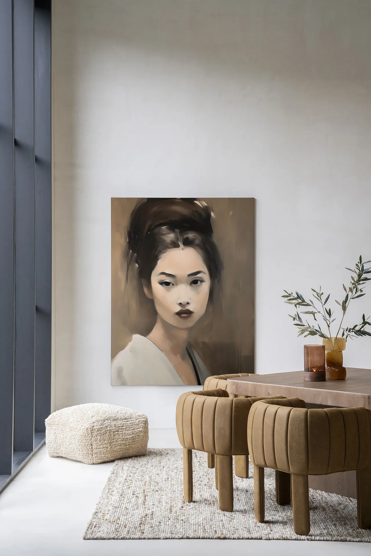 Wandteppich Adakachi - Urban Cotton hängt in einem hellen Esszimmer über einem Sideboard mit Dekoration