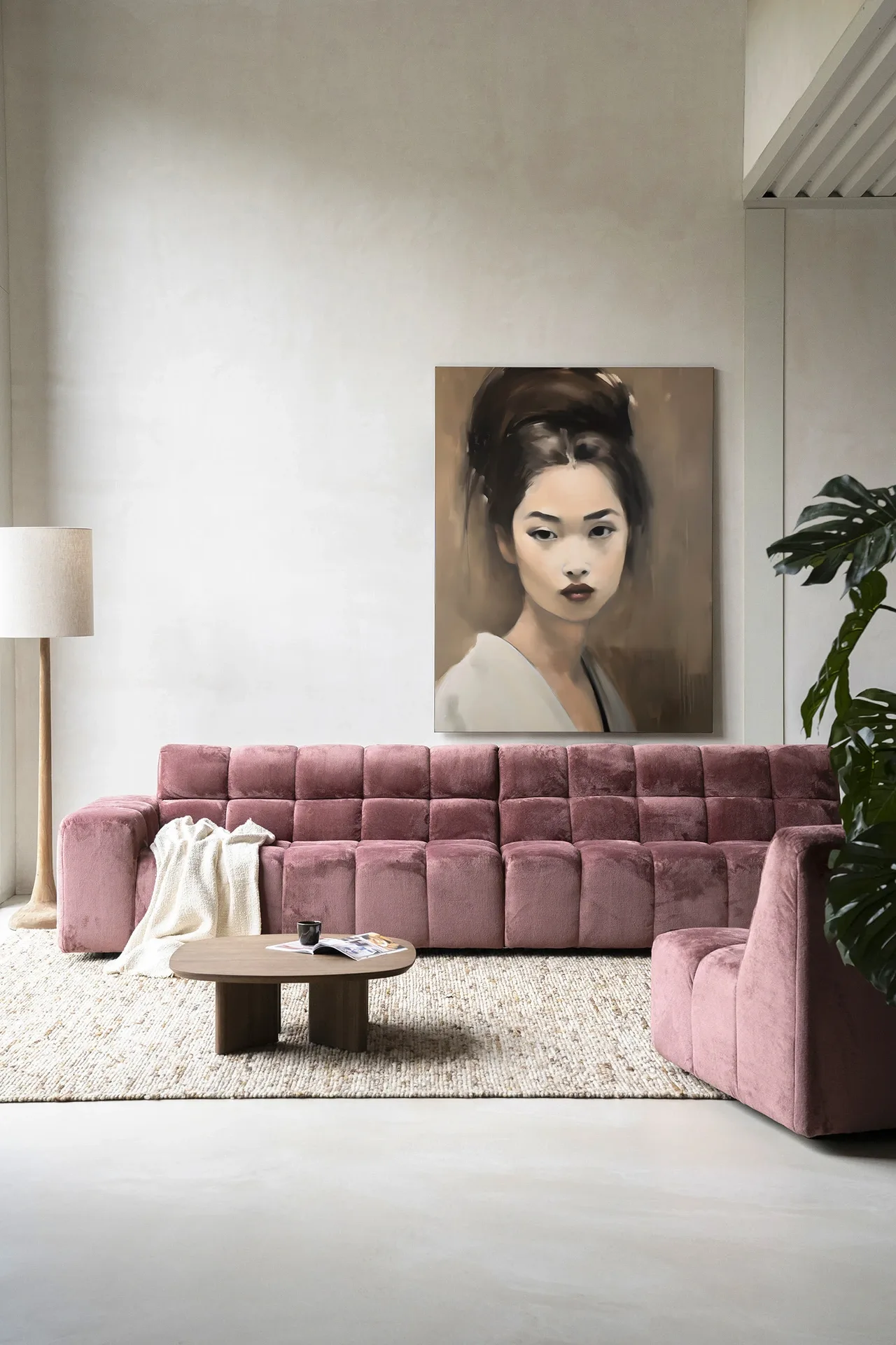 Wandteppich Adakachi in einem modernen Wohnzimmer, über einem rosa Sofa, mit einer Stehlampe daneben - Urban Cotton