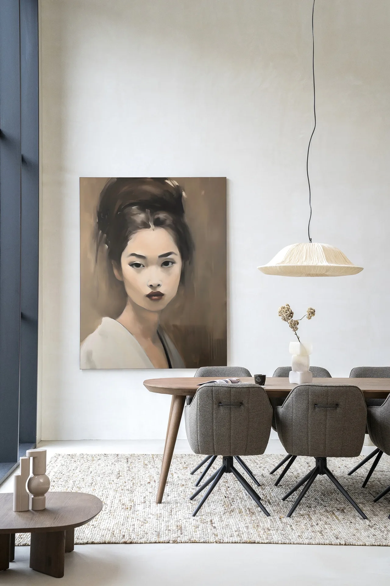 Wandteppich Adakachi in einem modernen Esszimmer mit Holztisch und grauen Stühlen - Urban Cotton
