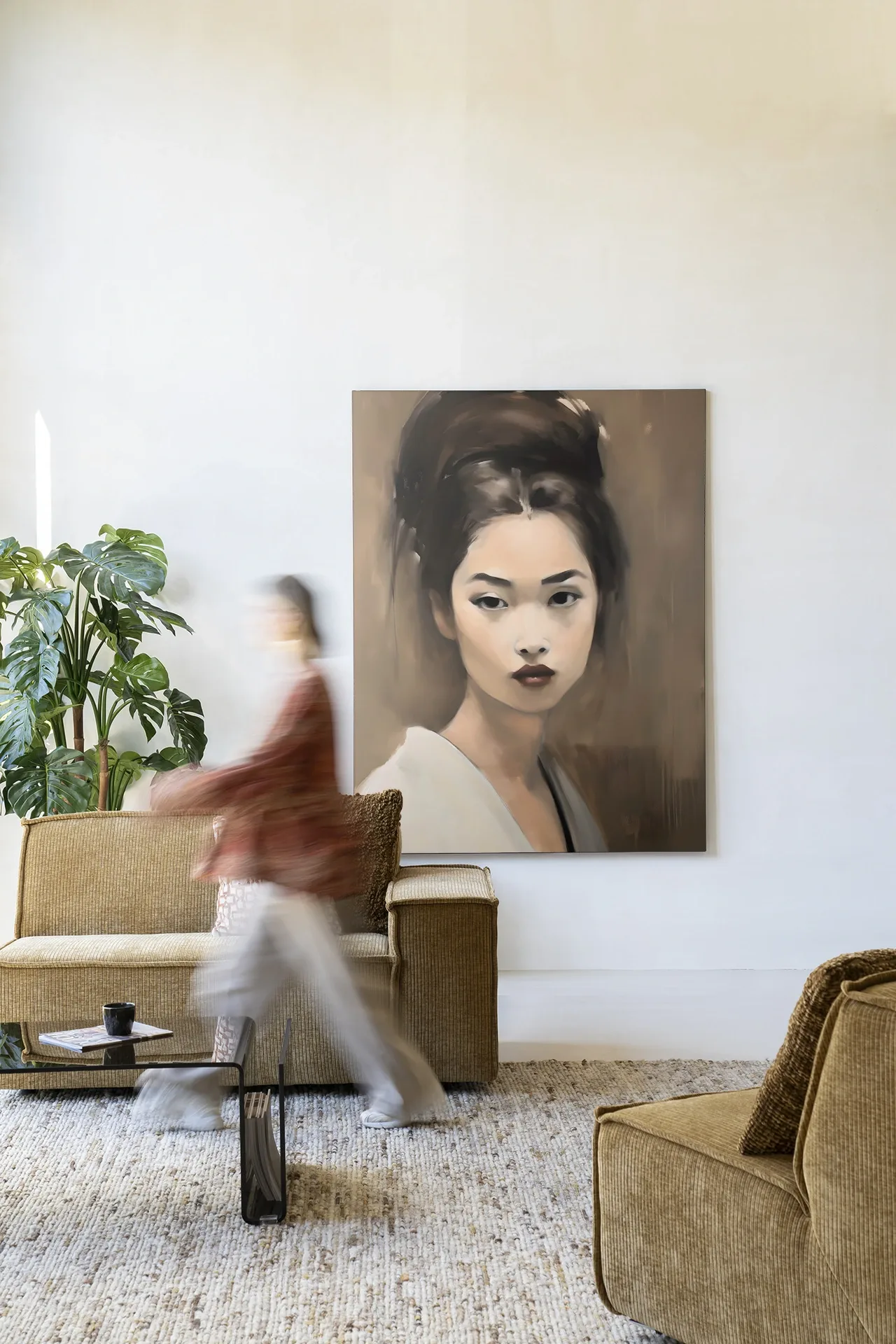 Wandteppich Adakachi in einem hellen Wohnzimmer mit einer vorbeigehenden Person - Urban Cotton