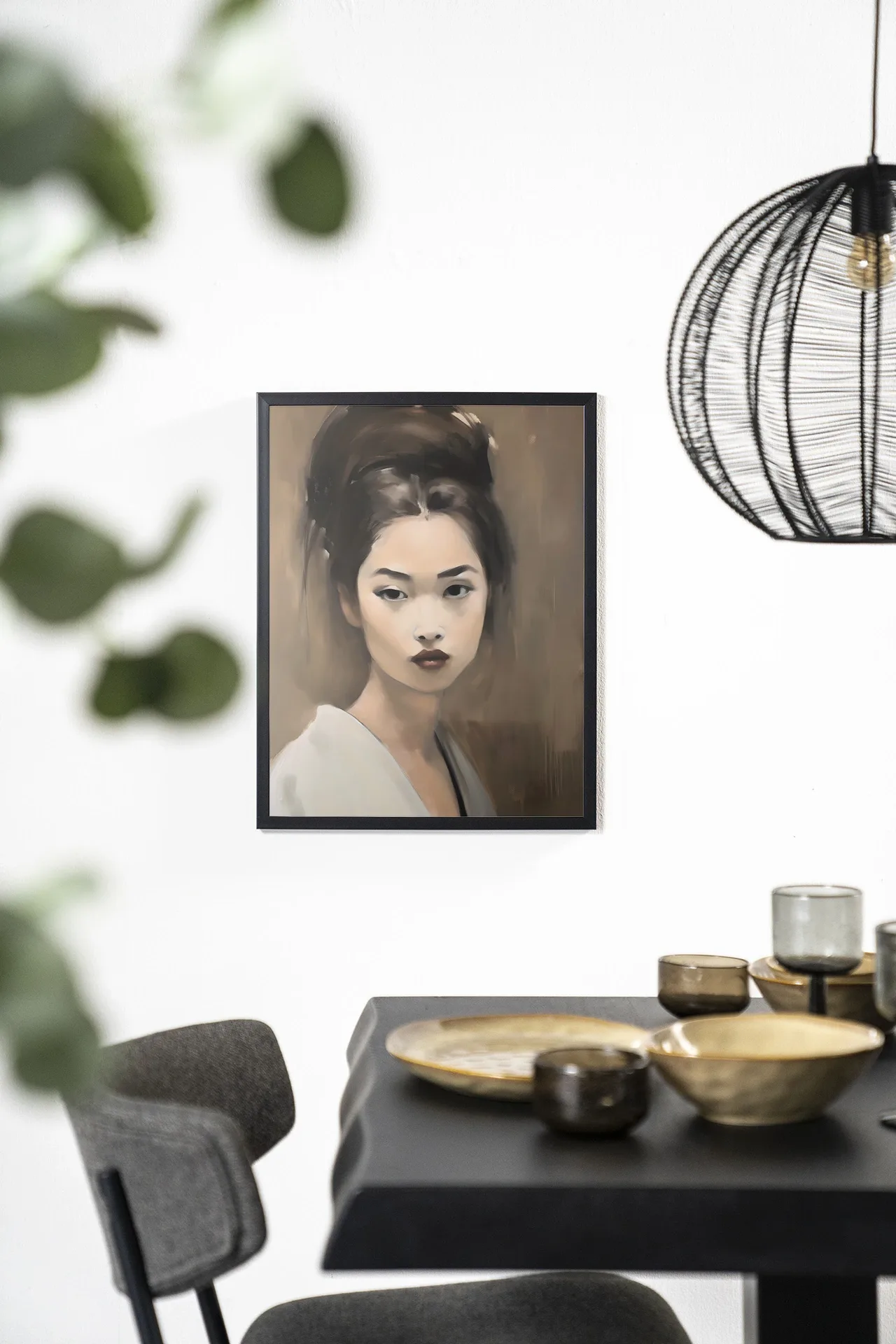 Wandteppich Adakachi hängt an einer weißen Wand über einem schwarzen Esstisch mit goldenem Geschirr - Urban Cotton