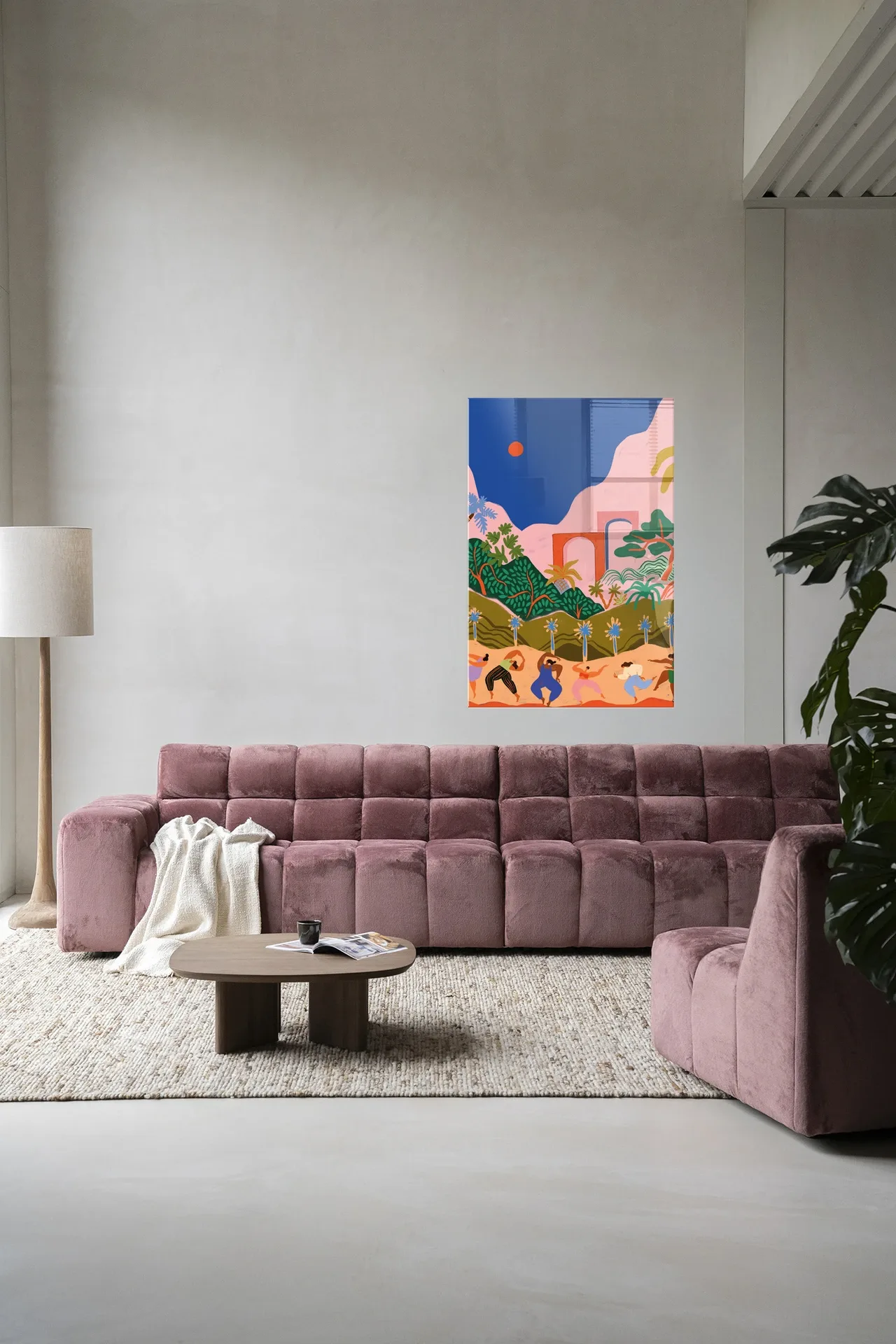 Wandkleed Dancing In Paradise - Urban Cotton hangt boven een roze bank in een moderne woonkamer
