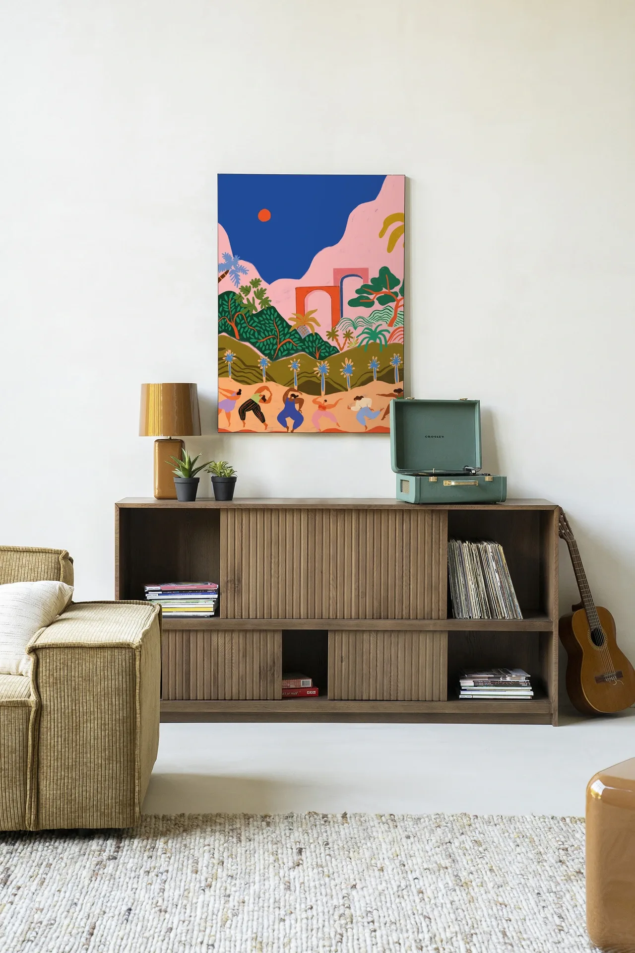 Wandkleed Dancing In Paradise - Urban Cotton hangt boven een houten dressoir in een lichte woonkamer
