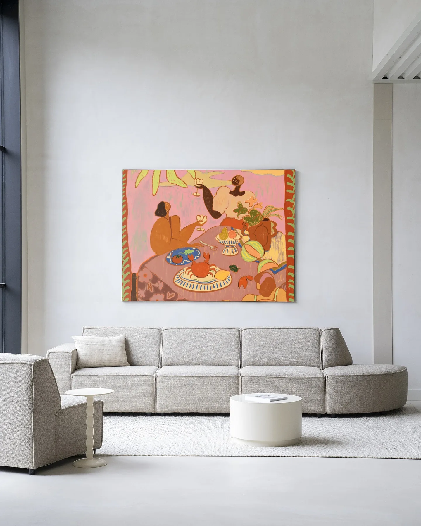 Wandkleed Lunch with the ladies hangend boven een beige bank in een modern interieur - Urban Cotton