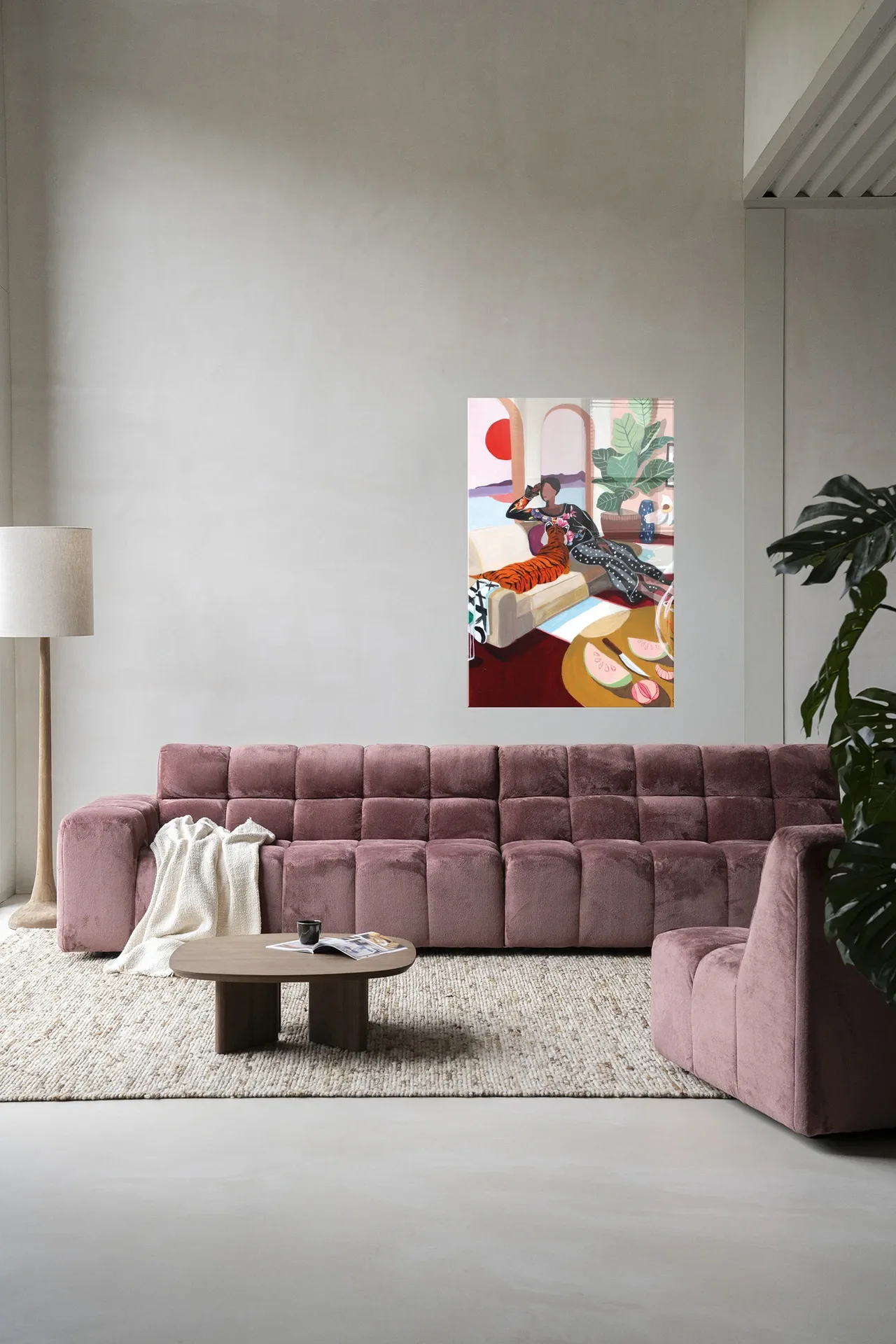 Wandteppich Tiger Queen in einem modernen Wohnzimmer über einem rosa Sofa - Urban Cotton