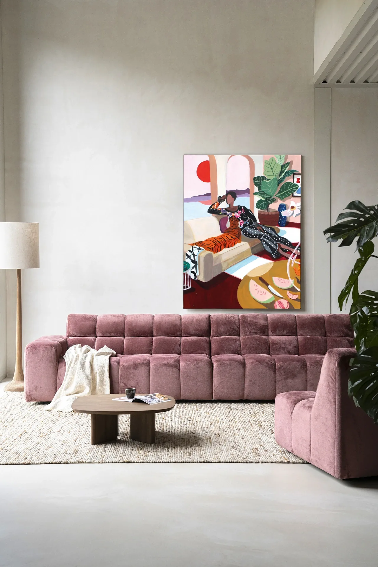 Wandteppich Tiger Queen - Urban Cotton in einem modernen Wohnzimmer über einem rosa Sofa