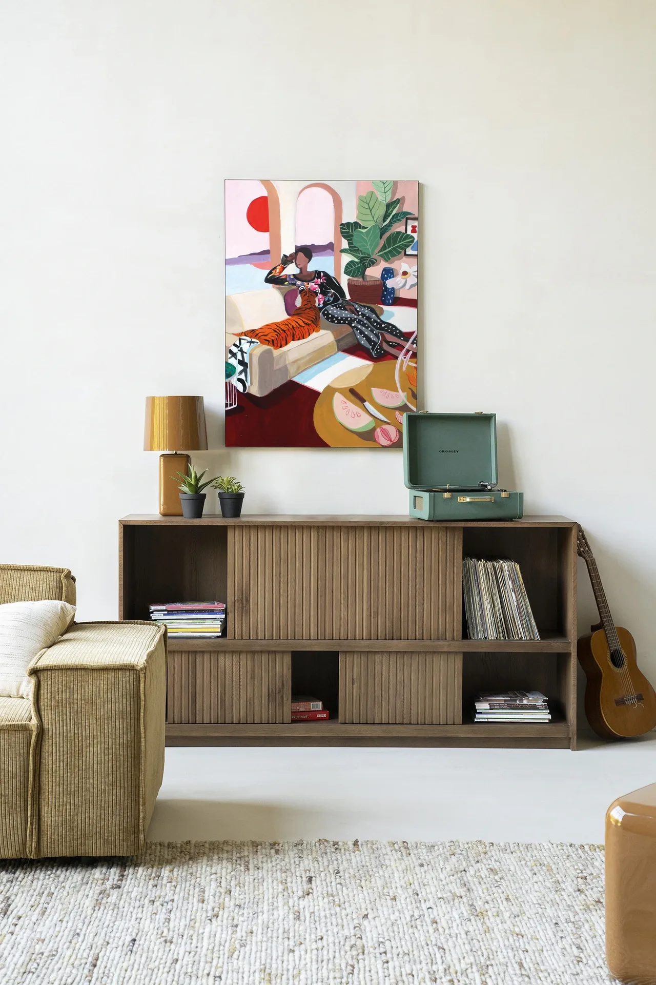 Wandteppich Tiger Queen - Urban Cotton hängt über einem Holzschrank mit Dekoration und Gitarre