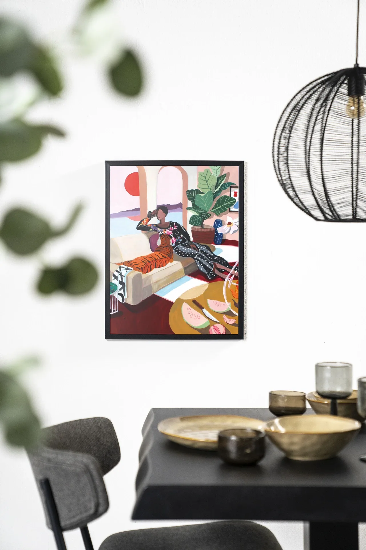 Wandteppich Tiger Queen - Urban Cotton hängt an einer weißen Wand in einem modernen Interieur mit Pflanzen