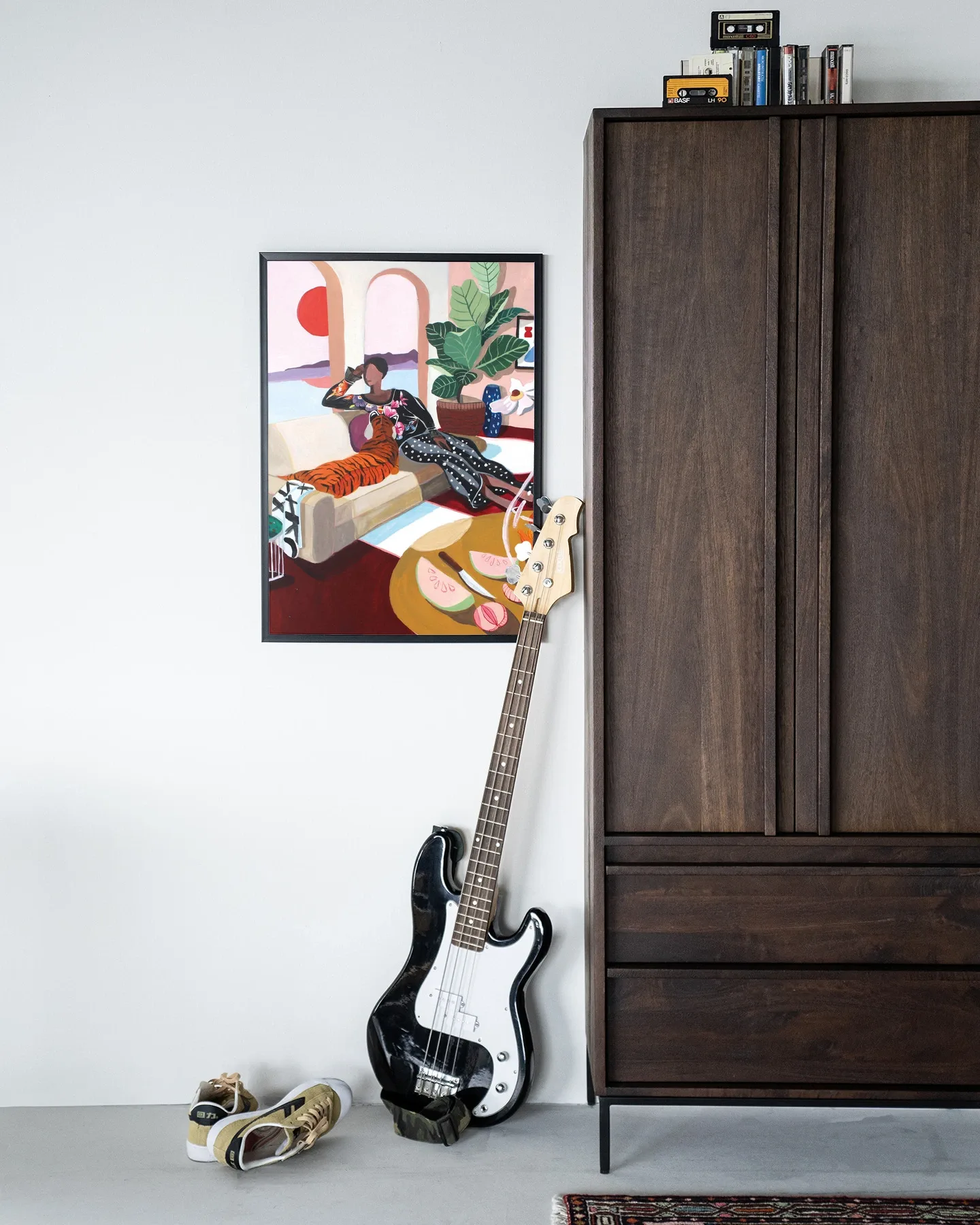 Wandteppich Tiger Queen in einem modernen Wohnzimmer mit Bassgitarre und Holzschrank - Urban Cotton