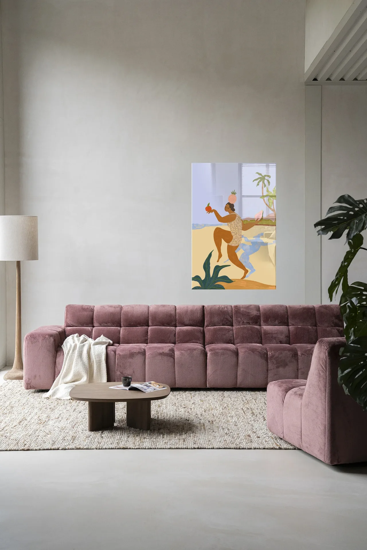 Wandkleed Balancing Act - Urban Cotton hangend boven een roze bank in een moderne woonkamer
