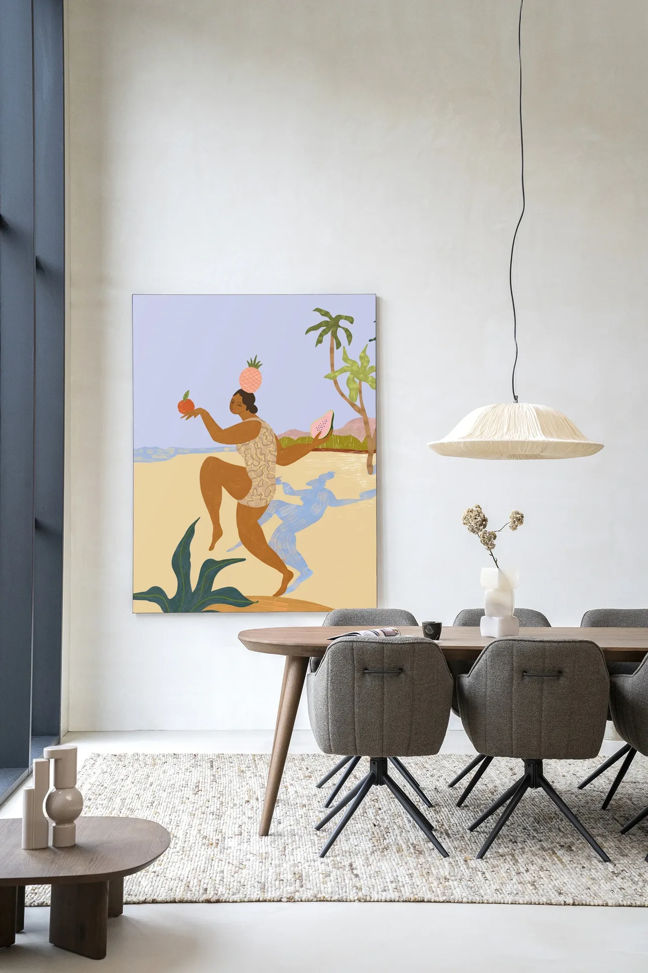 Wandkleed Balancing Act - Urban Cotton in een eetkamer met houten tafel en stoelen