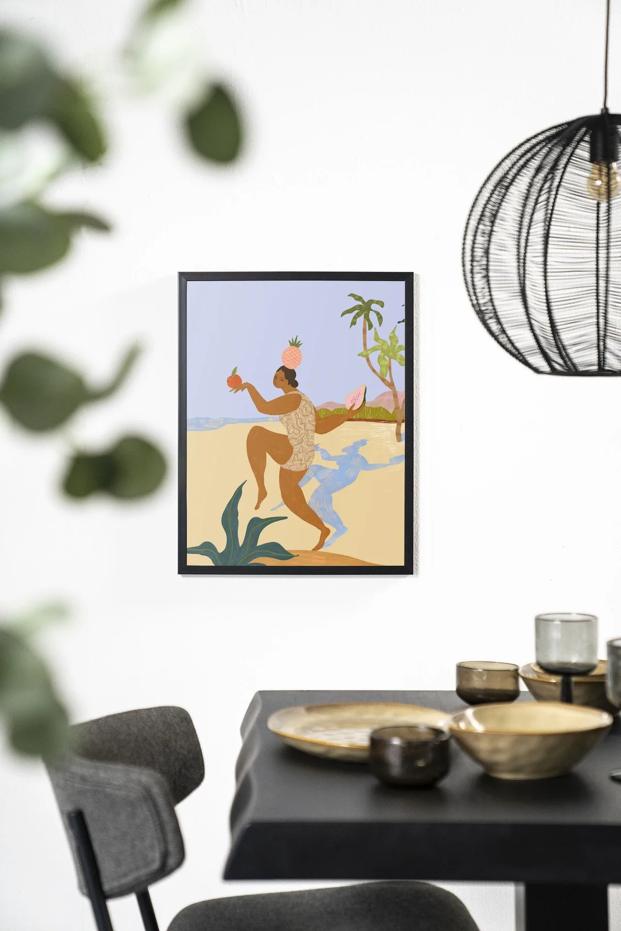 Wandkleed Balancing Act - Urban Cotton hangend aan een witte muur in een eetkamer