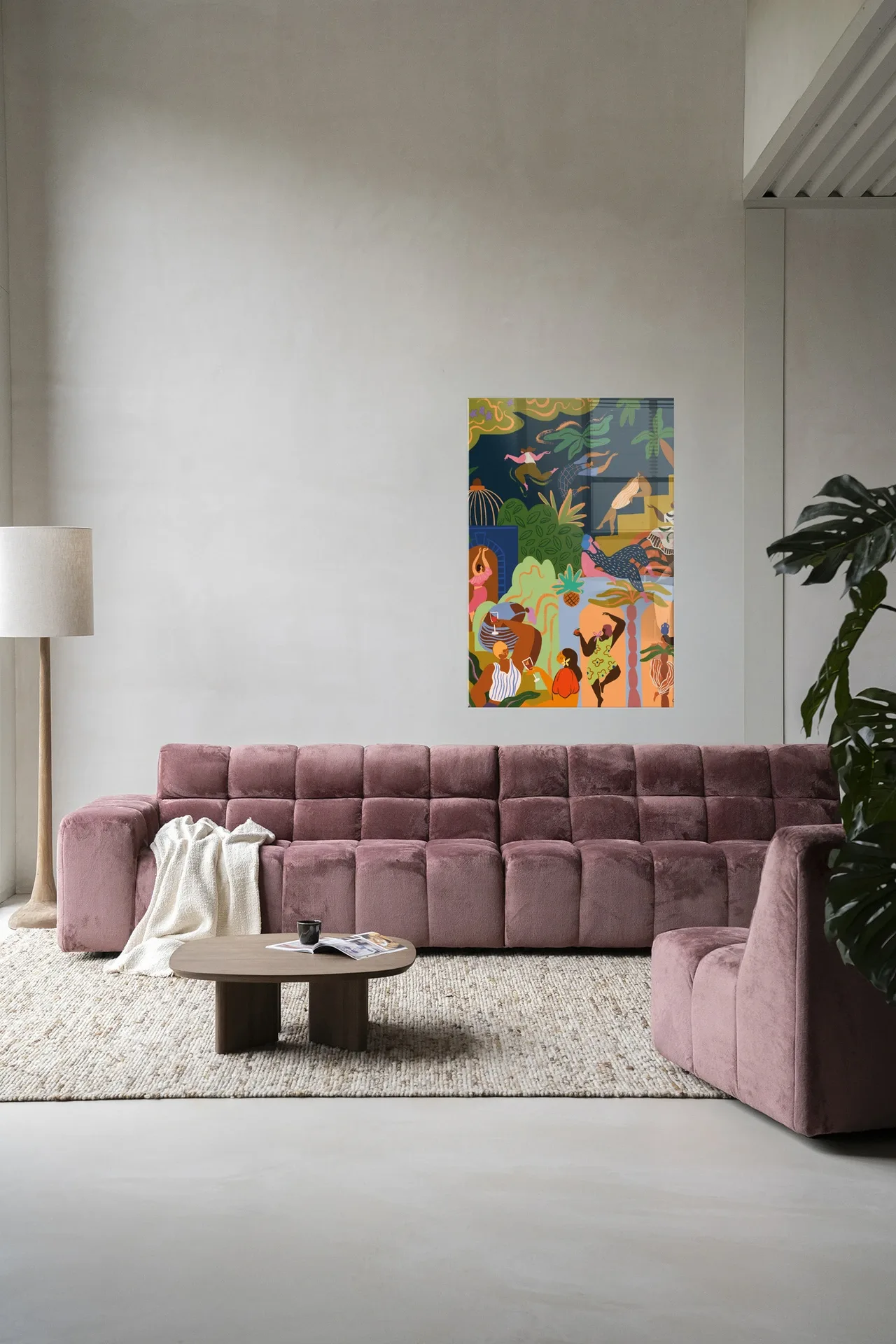Een roze bank en een houten salontafel staan op een vloerkleed voor het kleurrijke Wandkleed Fiesta - Urban Cotton