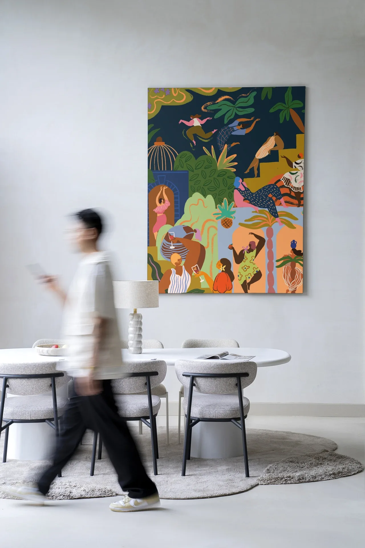 Wandkleed Fiesta in een moderne eetkamer met een persoon die voorbijloopt - Urban Cotton