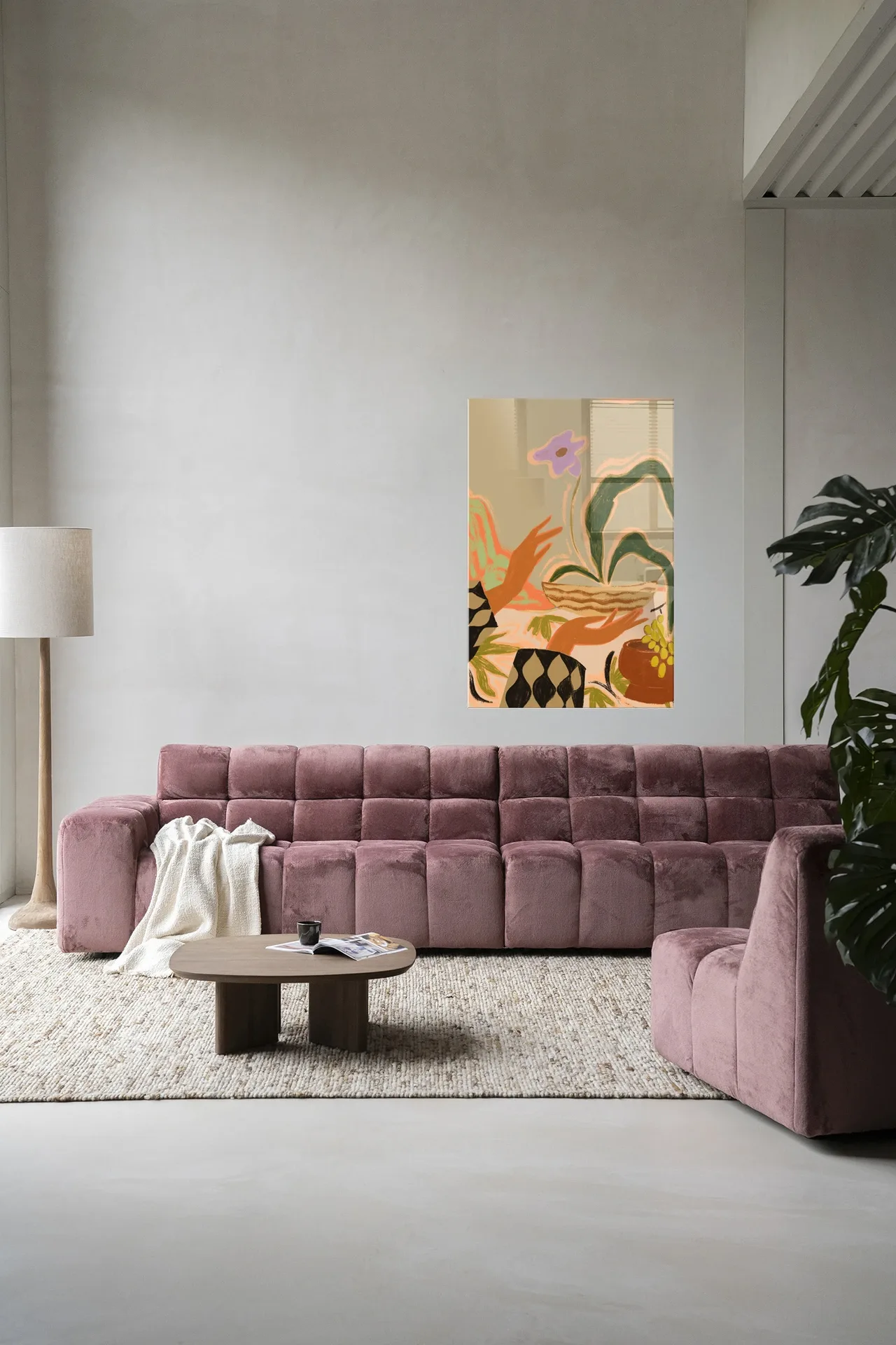 Wandkleed The Power of One van Urban Cotton hangt boven een roze bank in een lichte woonkamer