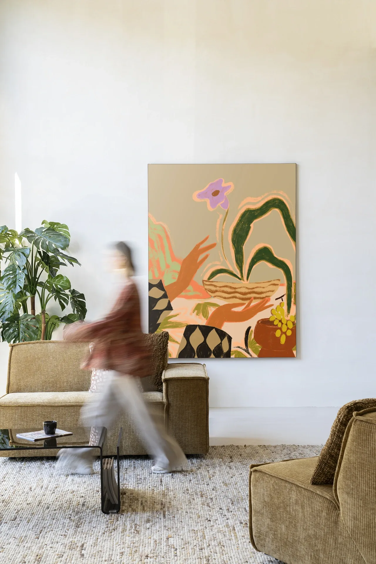 Wandkleed The Power of One van Urban Cotton hangt aan een witte muur in een modern interieur