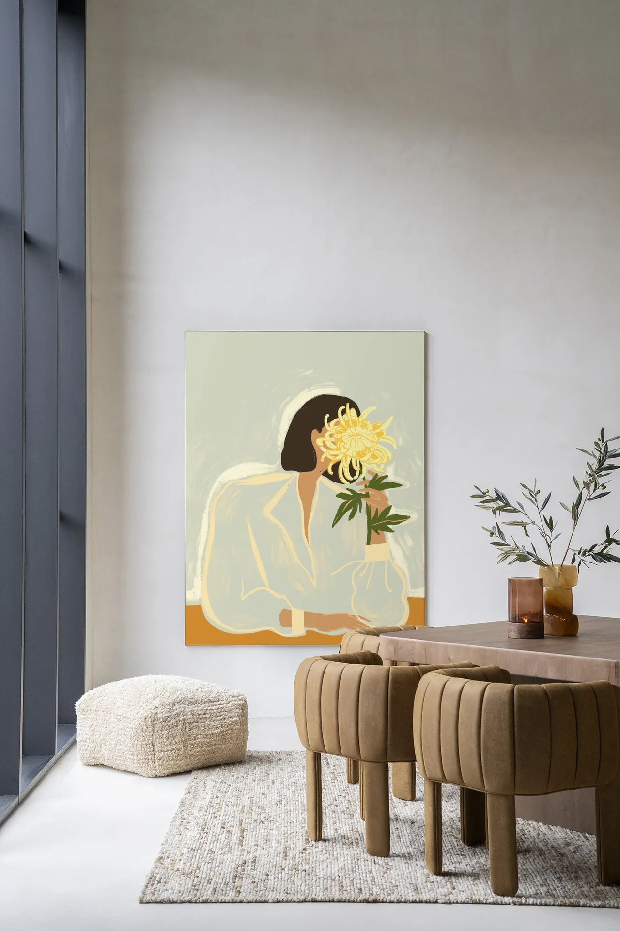 Wandkleed The Chrysante Mum - Urban Cotton hangend aan een lichte muur in een modern interieur