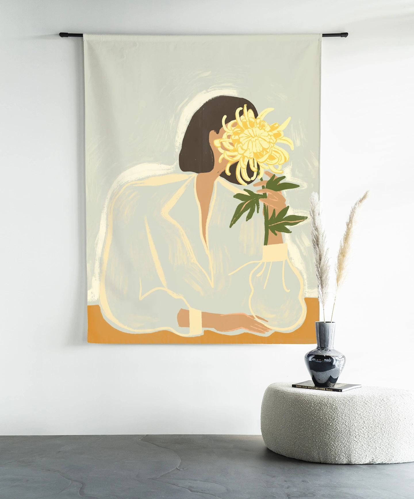 Wandkleed The Chrysante Mum hangt aan een zwarte roede boven een poef met een vaas - Urban Cotton