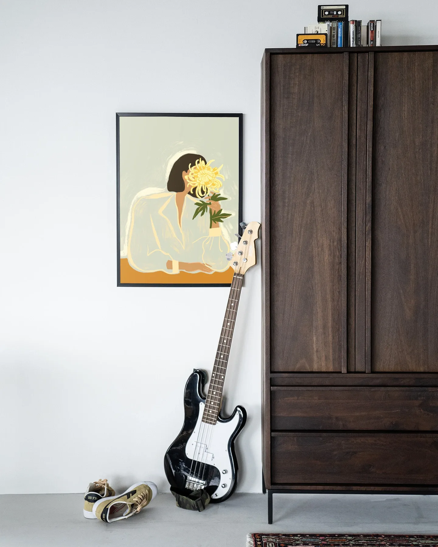 Wandkleed The Chrysante Mum in een witte kamer met een basgitaar en een donkerbruine kast - Urban Cotton