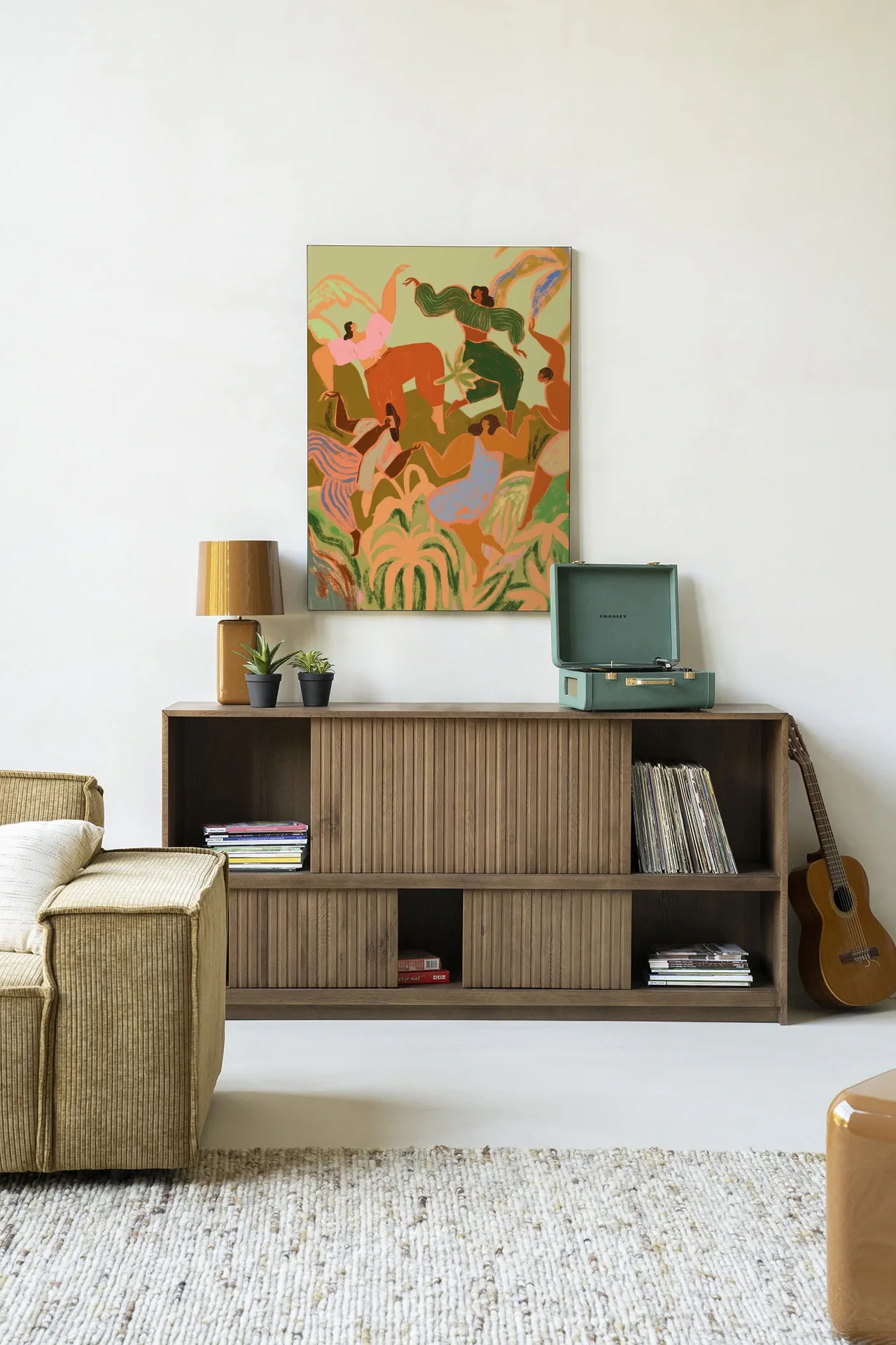 Wandkleed Spring Frolic - Urban Cotton hangend boven een houten dressoir in een lichte woonkamer