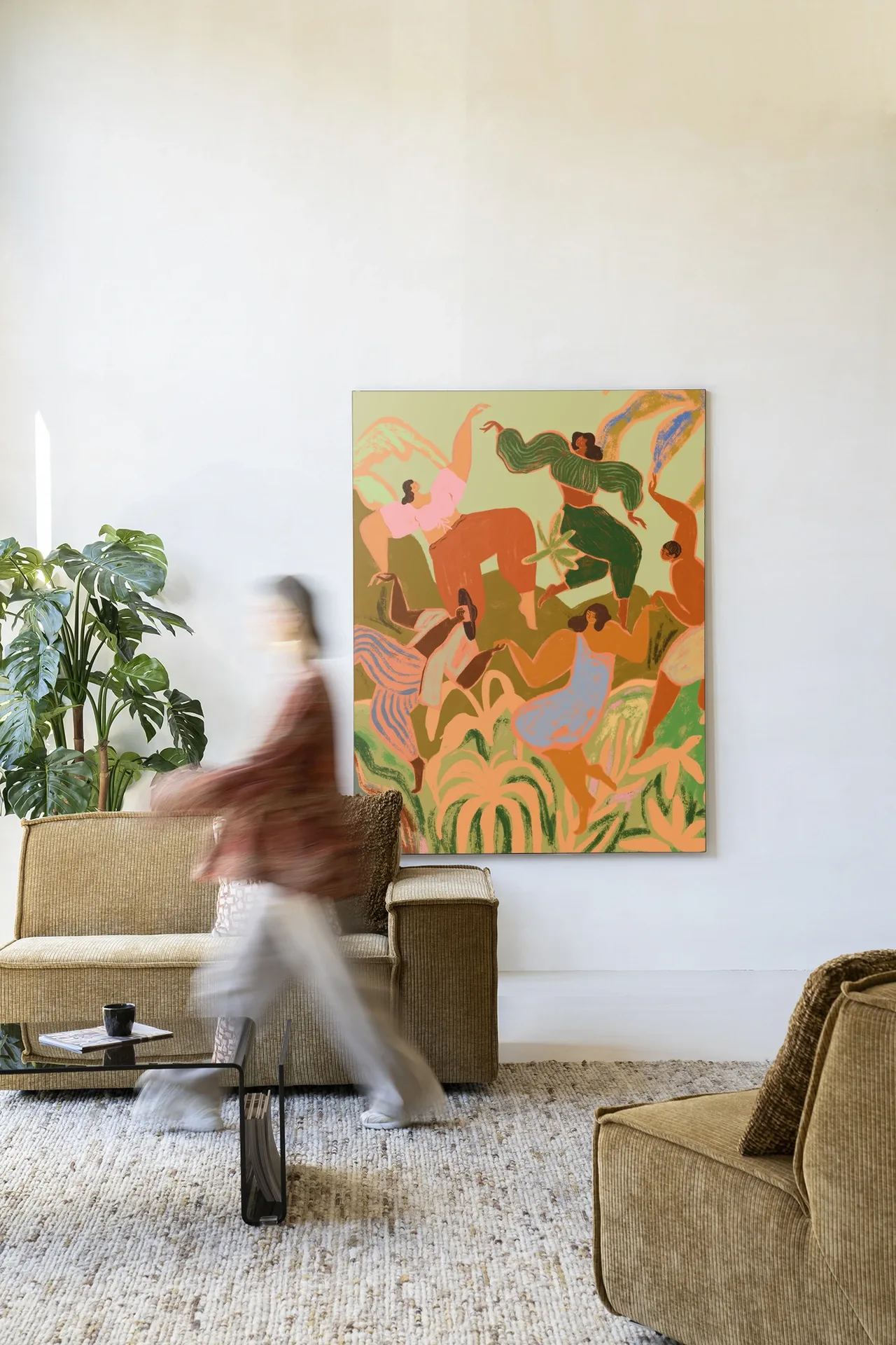 Wandkleed Spring Frolic - Urban Cotton in een lichte woonkamer met een persoon in beweging