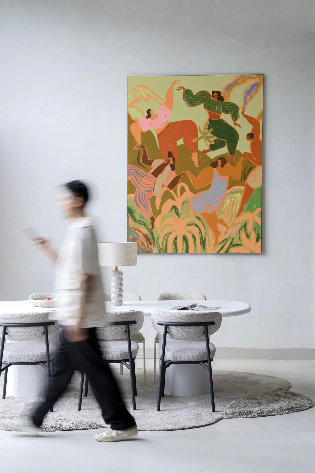 Wandkleed Spring Frolic in een moderne eetkamer met een persoon die voorbij loopt - Urban Cotton