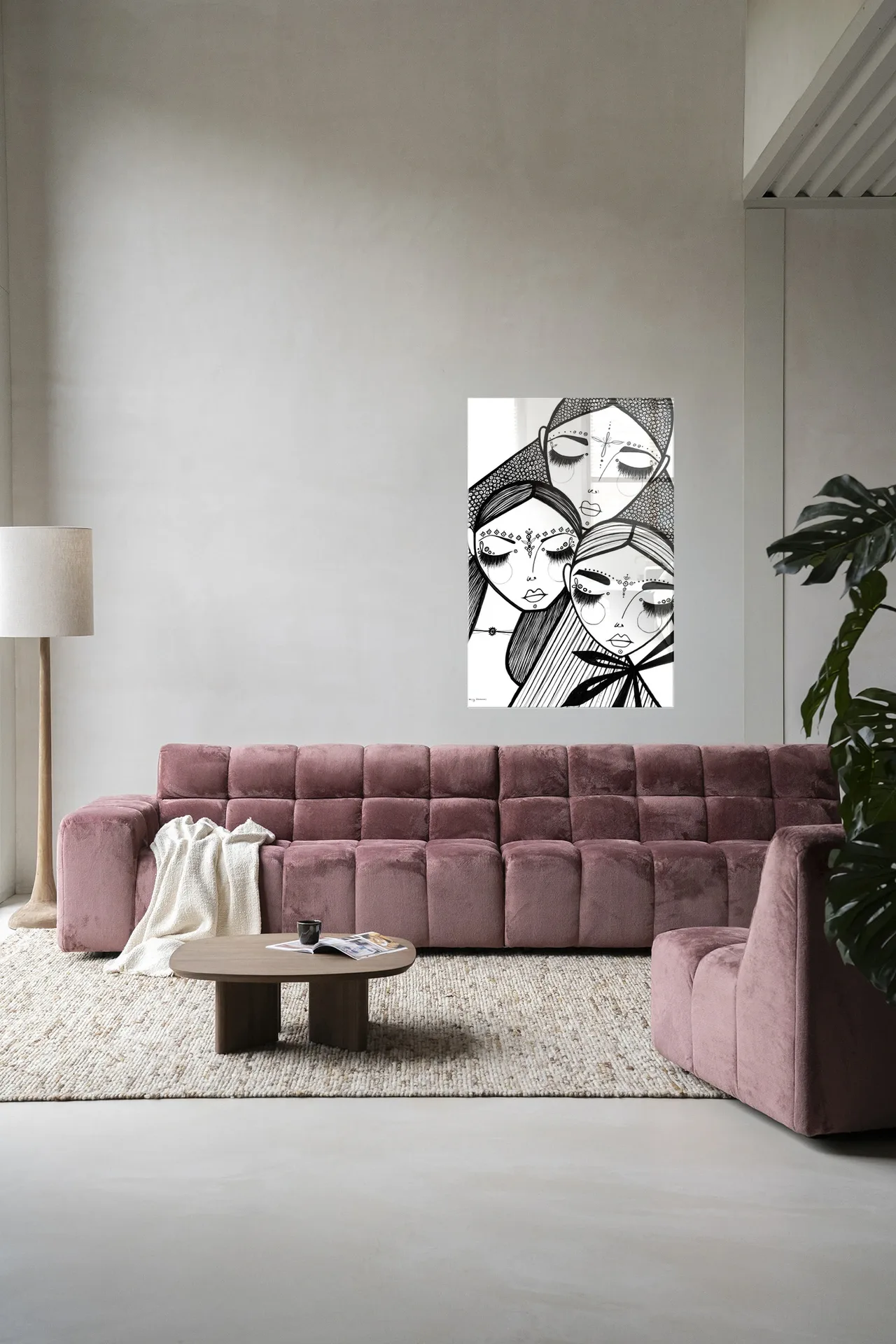 Wandkleed Close in een moderne woonkamer boven een roze bank met een houten salontafel - Urban Cotton