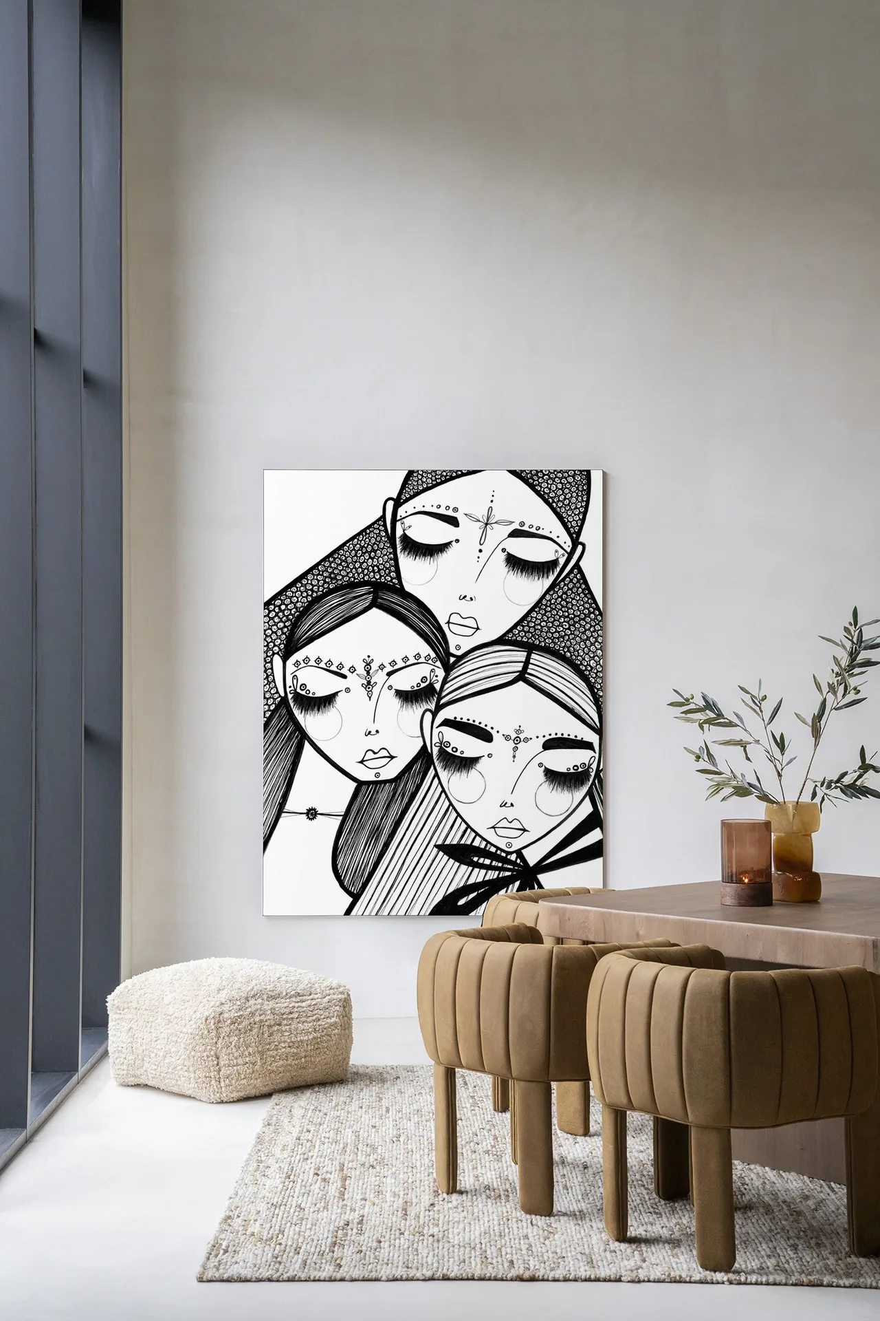 Wandkleed Close van Urban Cotton, hangend aan een lichte muur in een moderne woonkamer