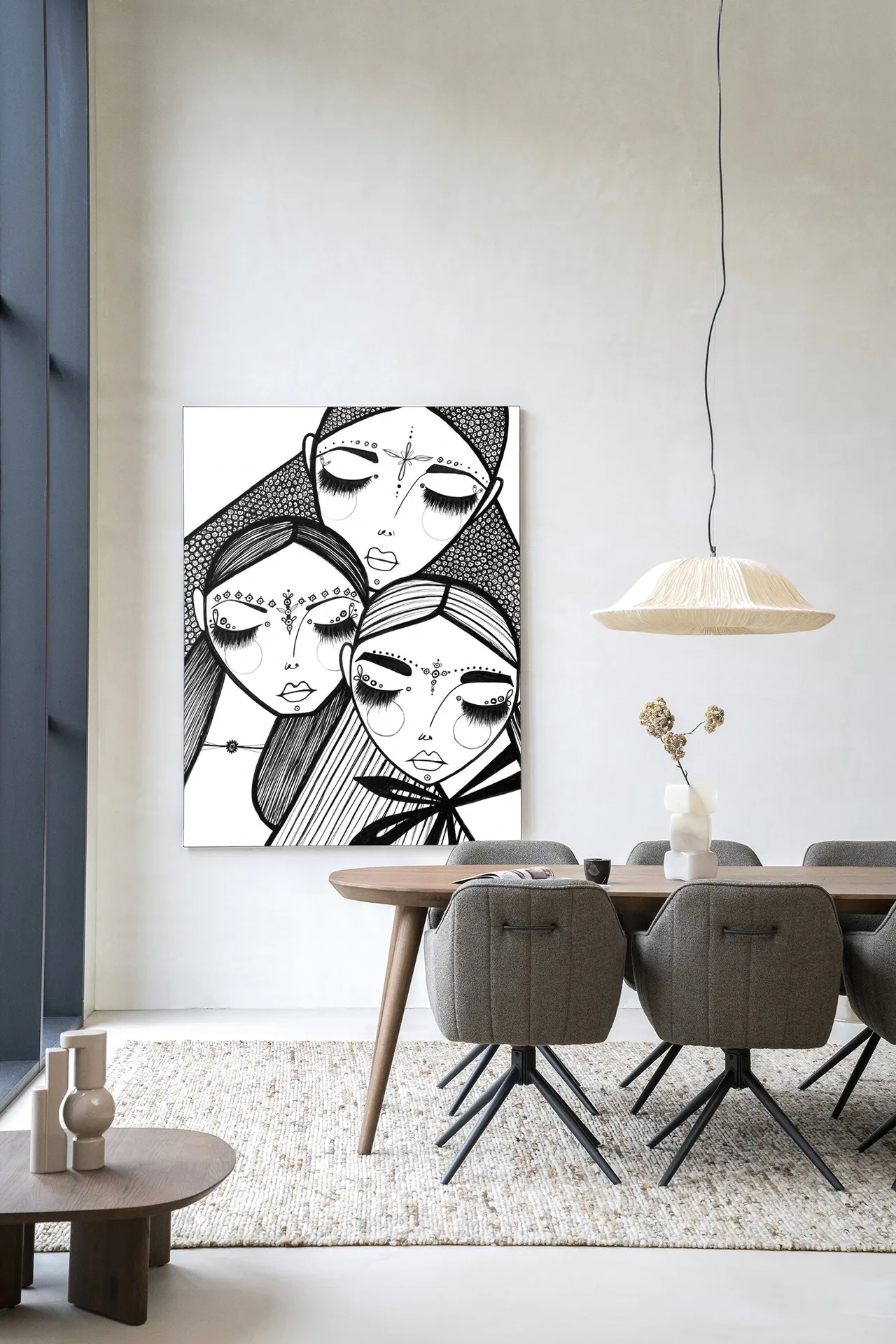 Wandkleed Close van Urban Cotton hangt in een moderne eetkamer boven een houten tafel