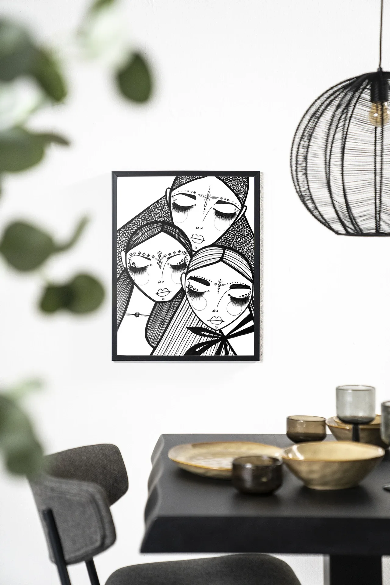 Wandkleed Close van Urban Cotton met abstracte gezichten, hangend in een modern interieur boven een eettafel