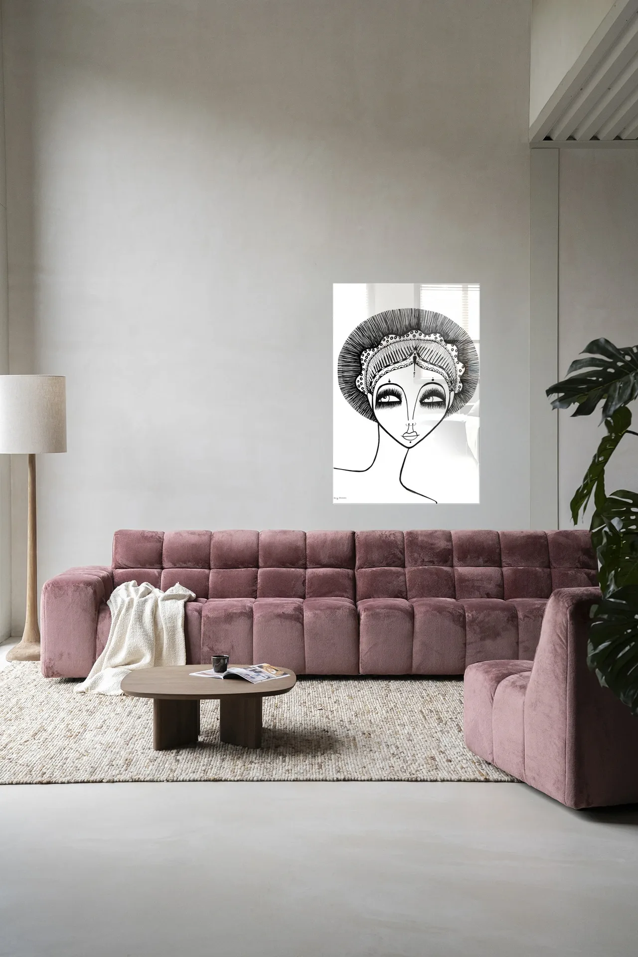 Wandkleed Leyla in een moderne woonkamer met een roze bank en een houten salontafel - Urban Cotton