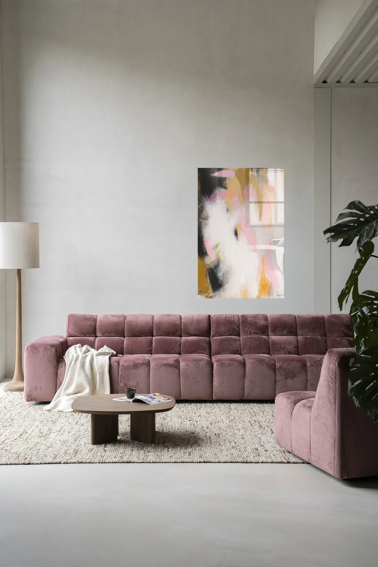 Wandkleed Abstract Moods van Urban Cotton hangt boven een roze bank in een moderne woonkamer