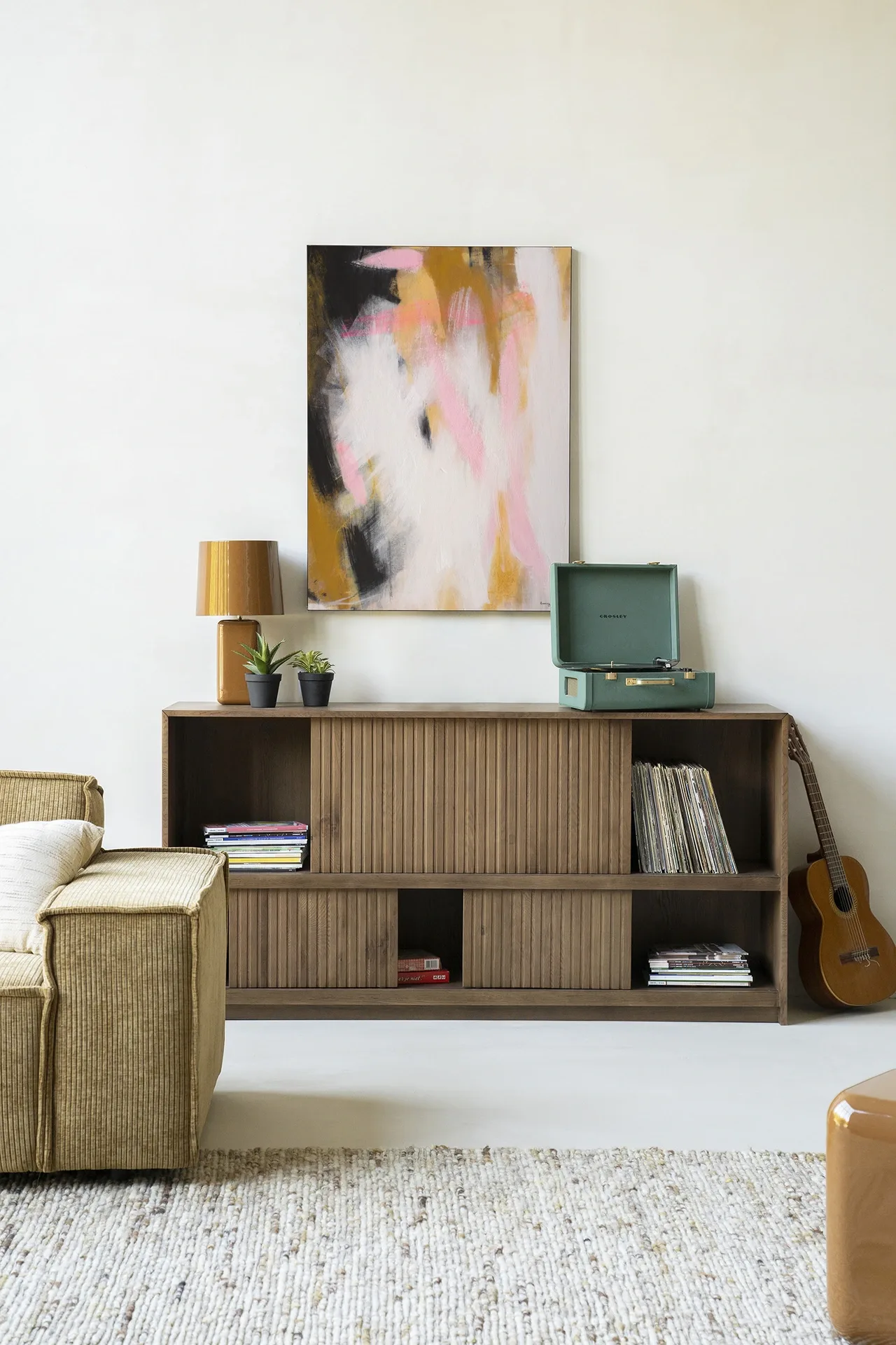 Wandkleed Abstract Moods - Urban Cotton hangend boven een houten dressoir in een lichte woonkamer