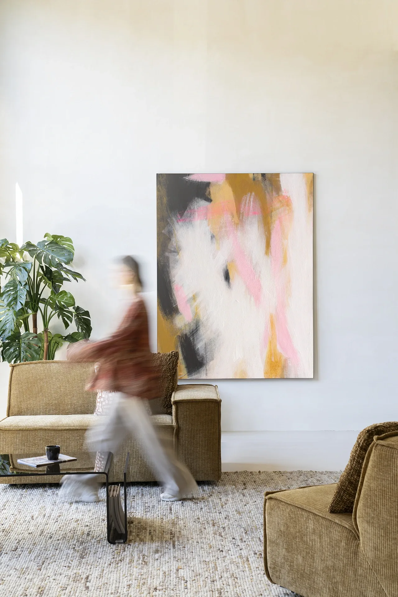 Wandkleed Abstract Moods van Urban Cotton hangt in een lichte woonkamer met een bank en salontafel