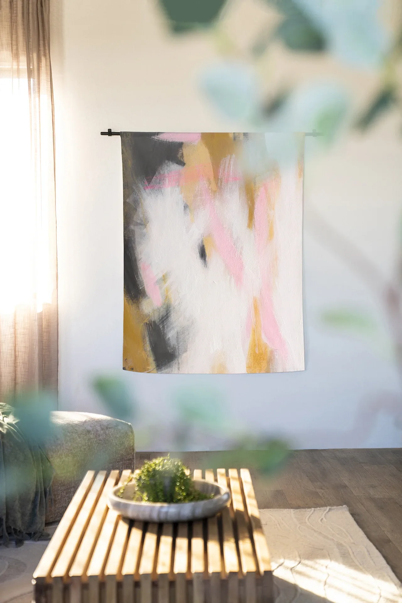 Wandkleed Abstract Moods - Urban Cotton hangend aan een zwarte roede in een lichte woonkamer met planten op de voorgrond